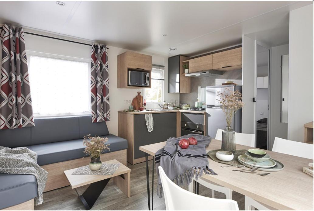 Three-Bedroom Premium Mobile Home photo 2