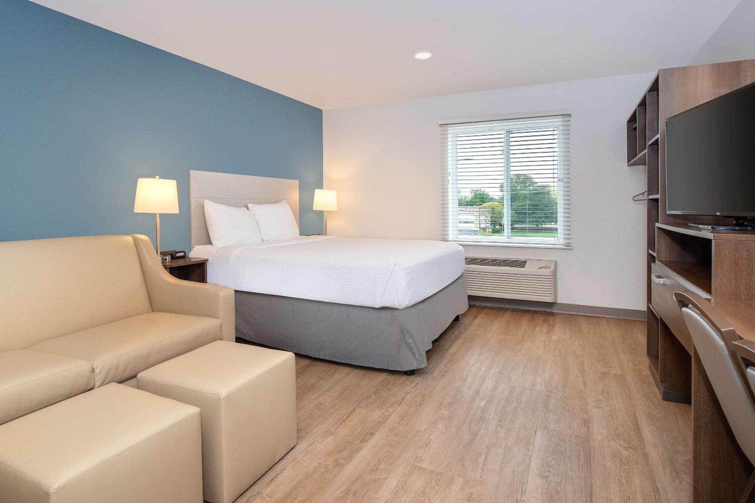 Queen Room with Sofa Bed - Non-Smoking