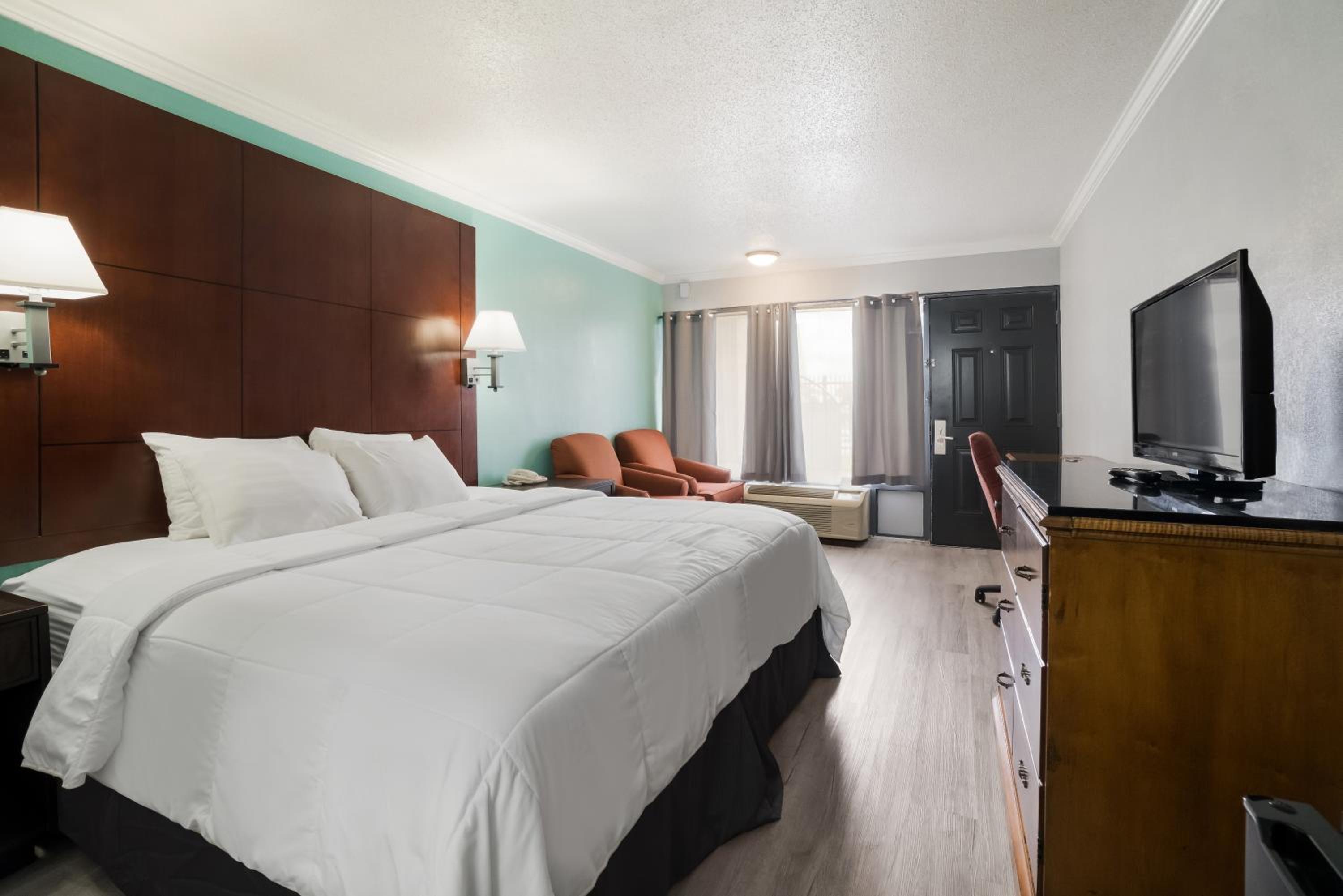 1 Queen Bed Accessible Non-Smoking