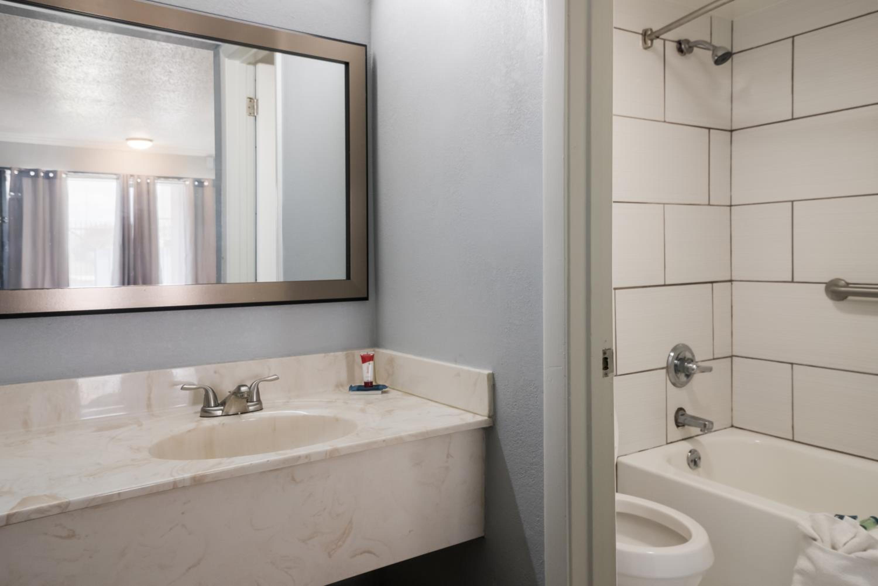 1 King Bed Adjoining Suite Accessible Non-Smoking - Photo 2