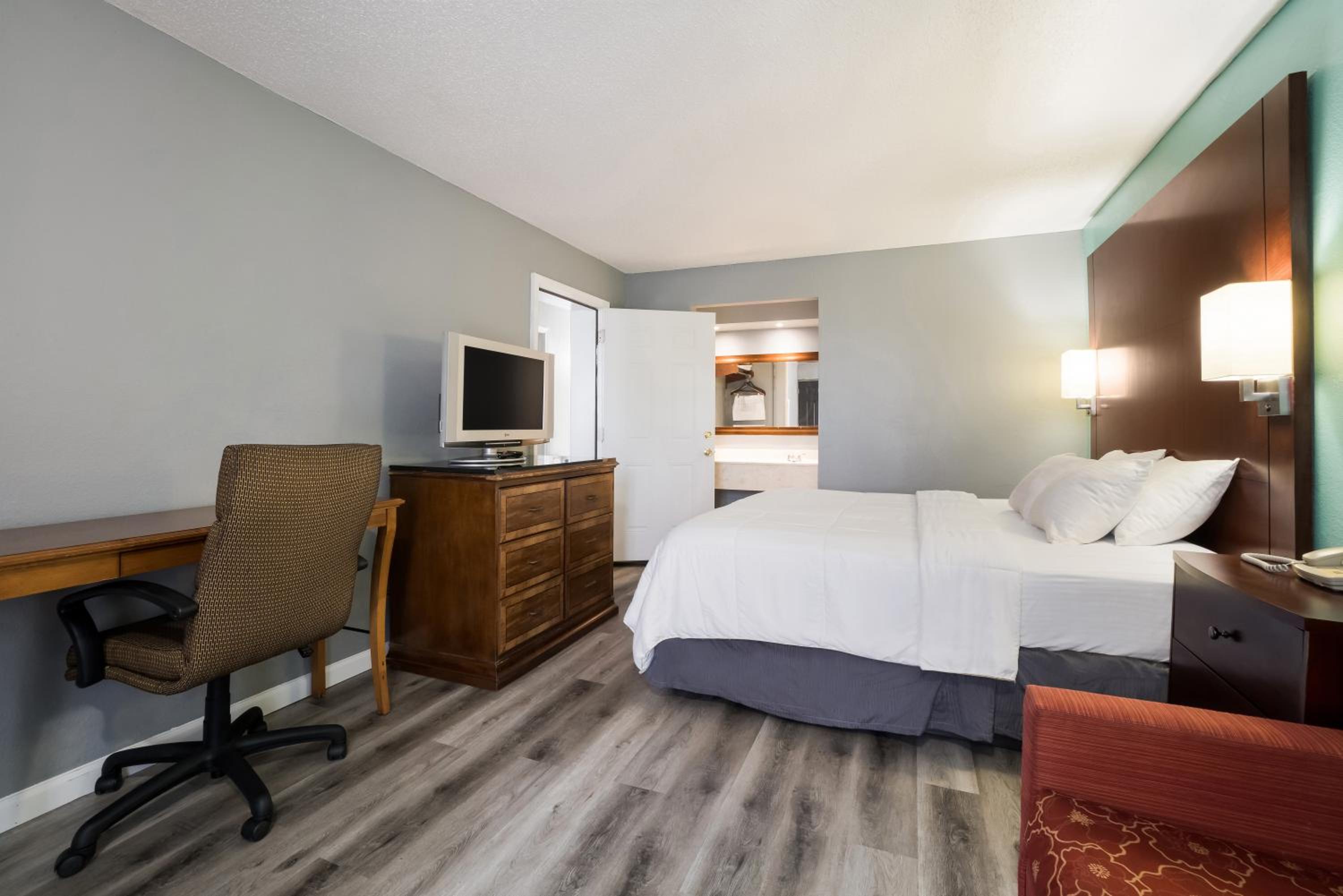 1 King Bed Adjoining Suite Accessible Non-Smoking - Photo 3