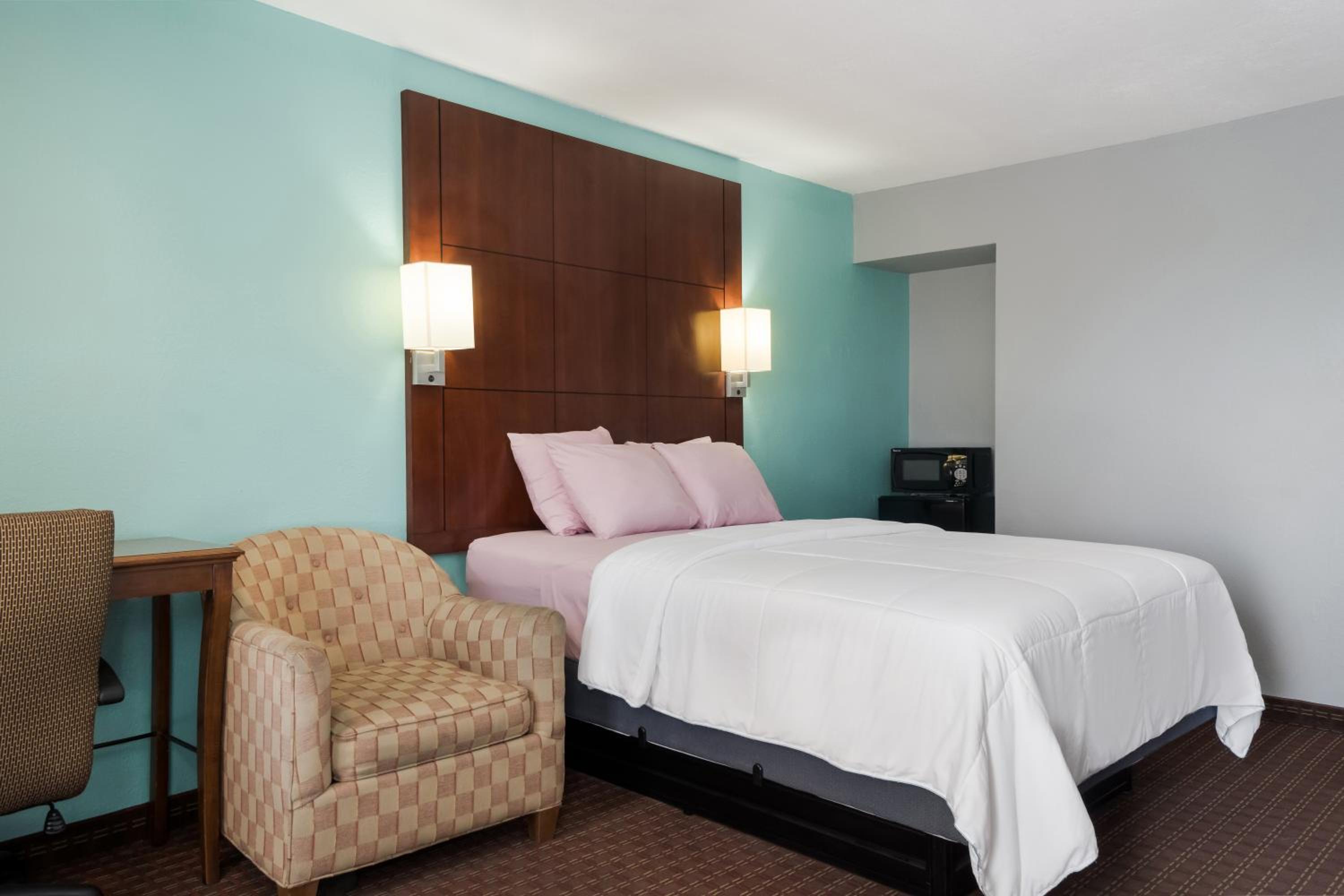 1 King Bed Non-Smoking - Photo 3