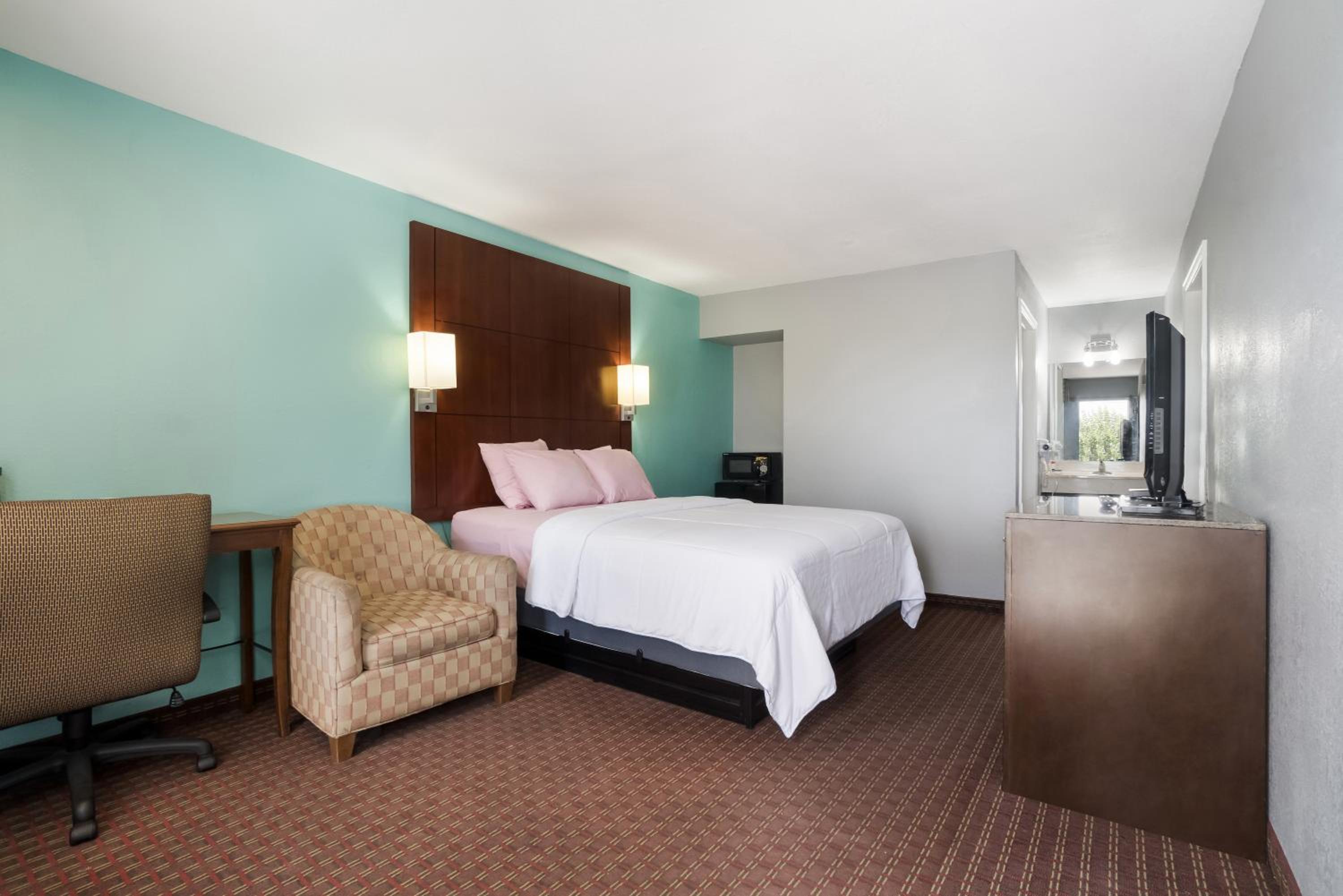 1 King Bed Non-Smoking - Photo 2