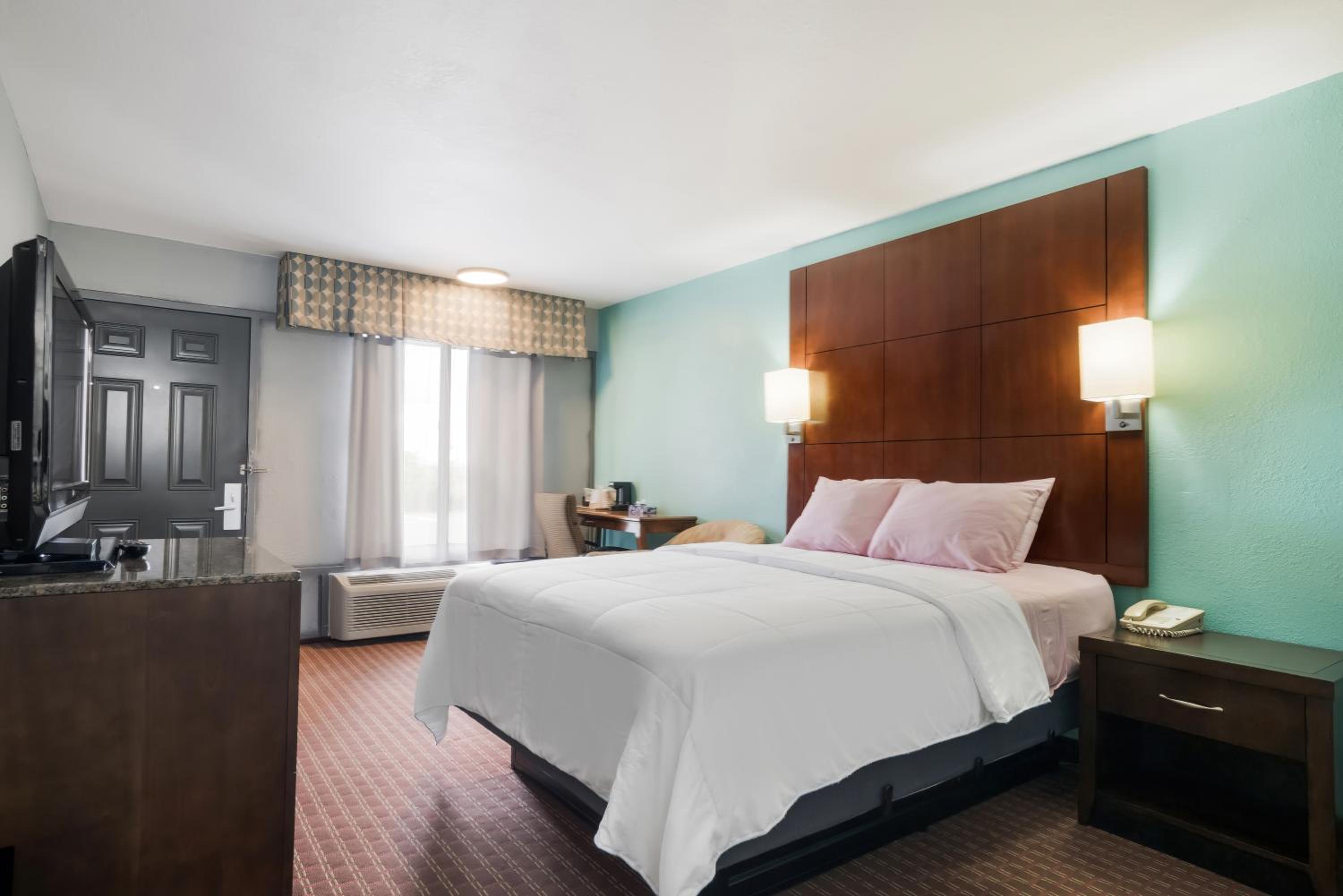 1 King Bed Non-Smoking - Photo 1