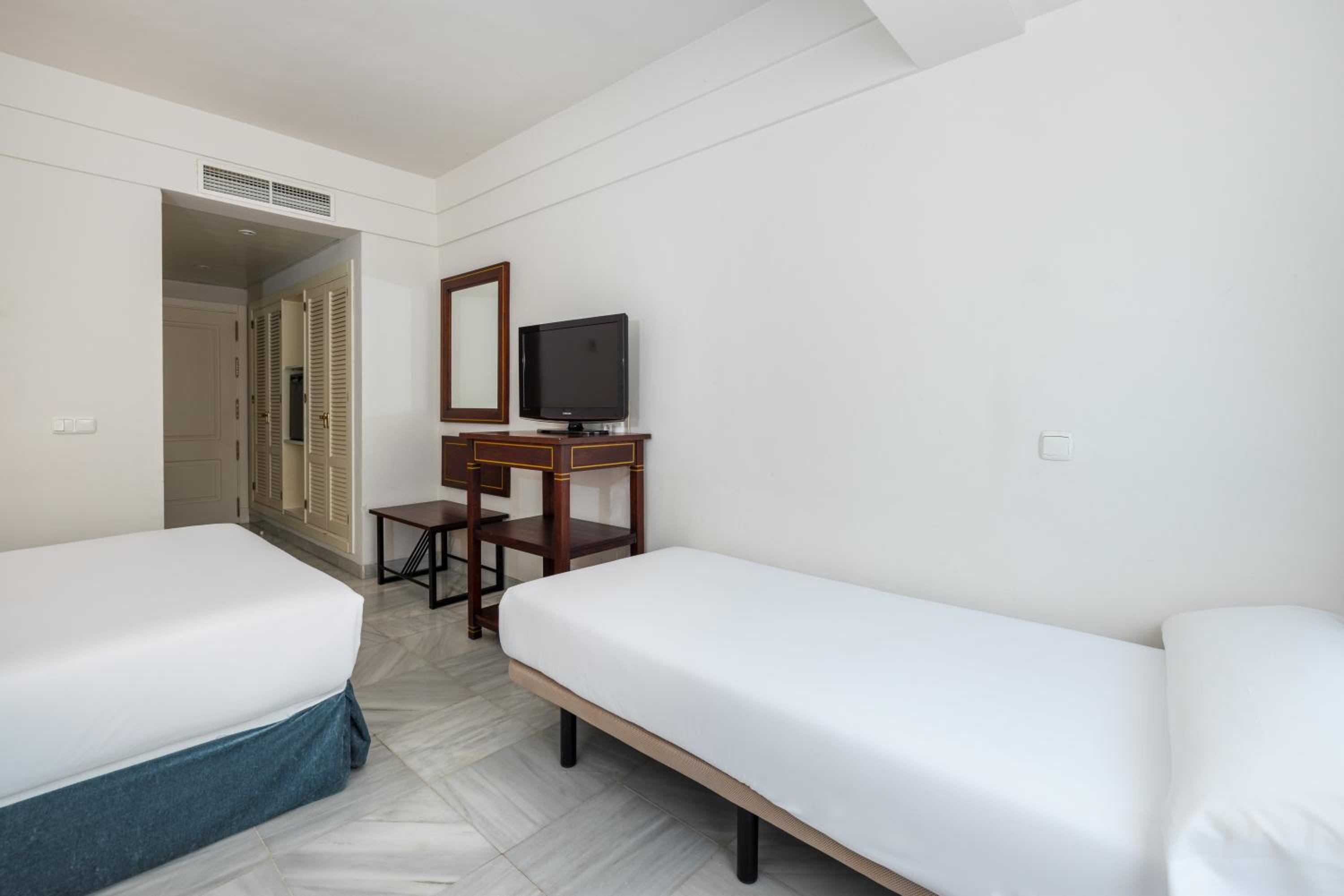 Standard Triple Room - Photo 2
