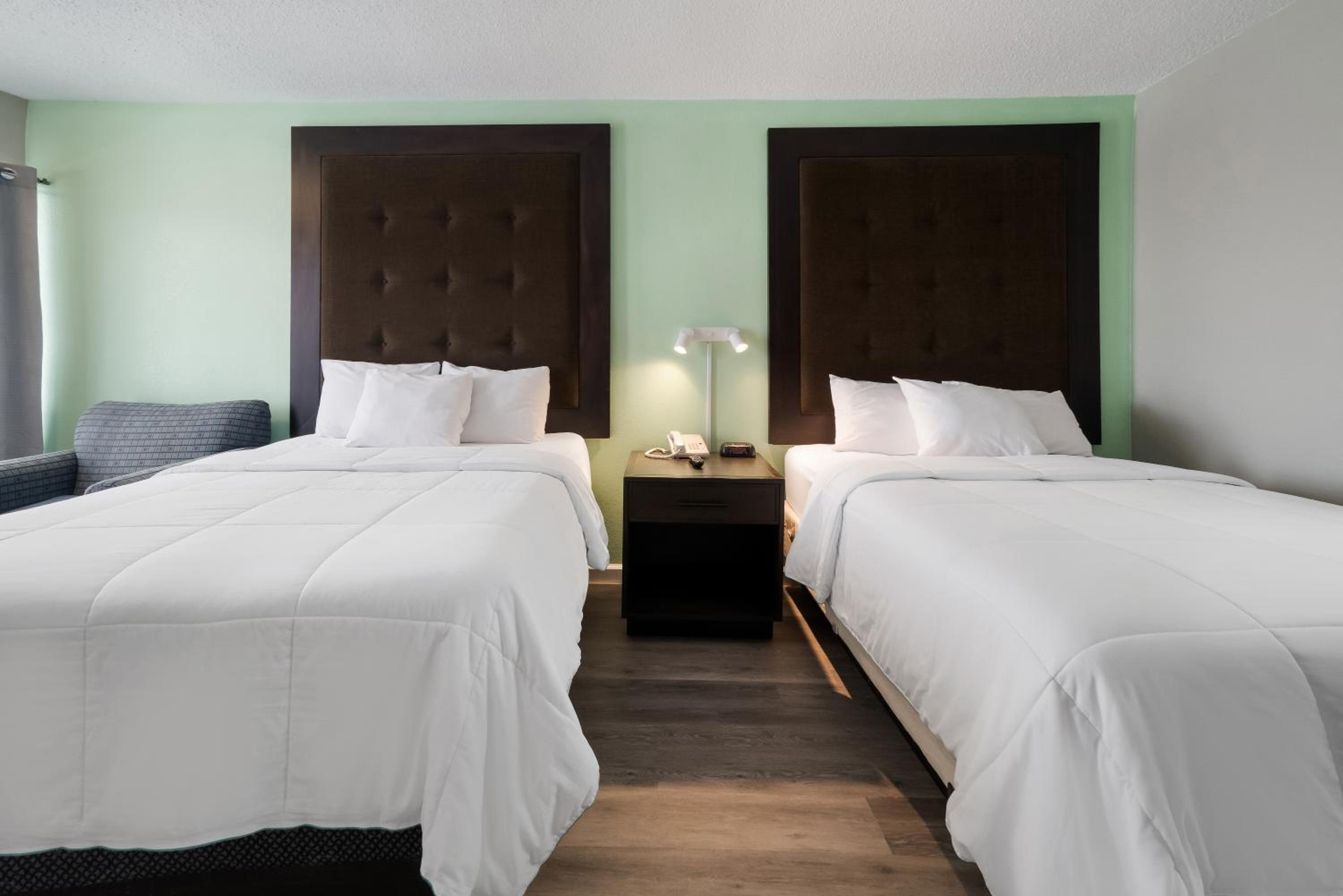 2 Double Beds Access Adjoin Suite Non-Smoking - Photo 1