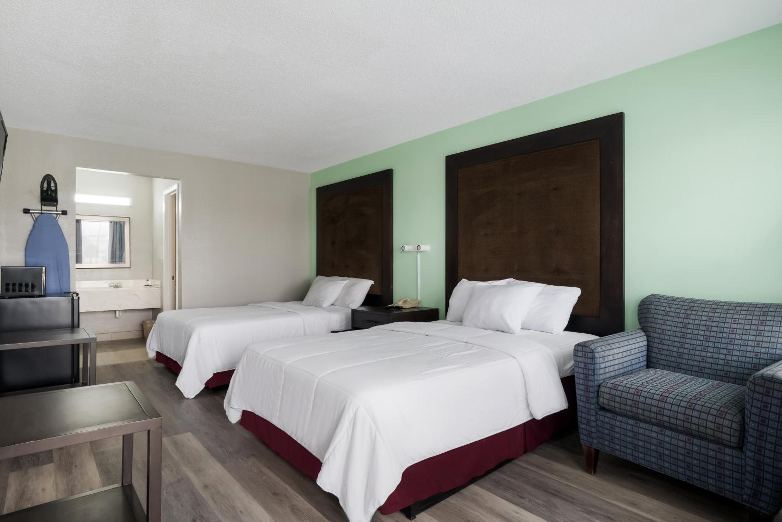 2 Double Beds Access Adjoin Suite Non-Smoking - Photo 7
