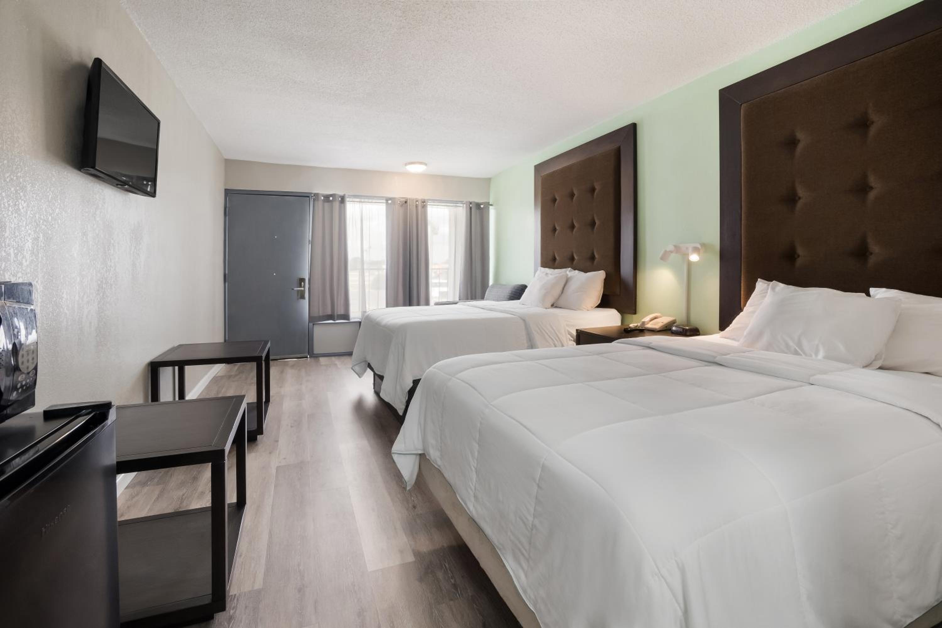 2 Double Beds Access Adjoin Suite Non-Smoking - Photo 6