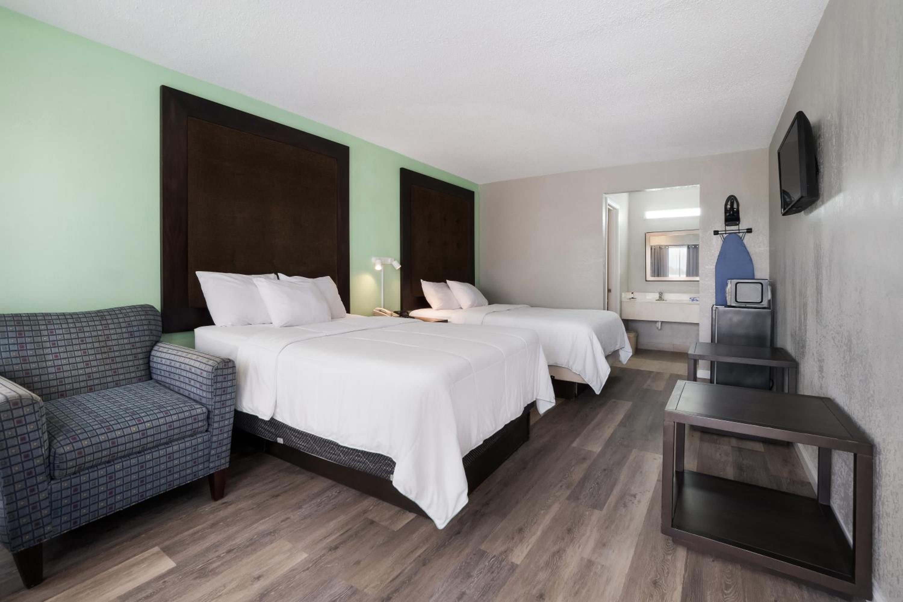 2 Double Beds Access Adjoin Suite Non-Smoking - Photo 5