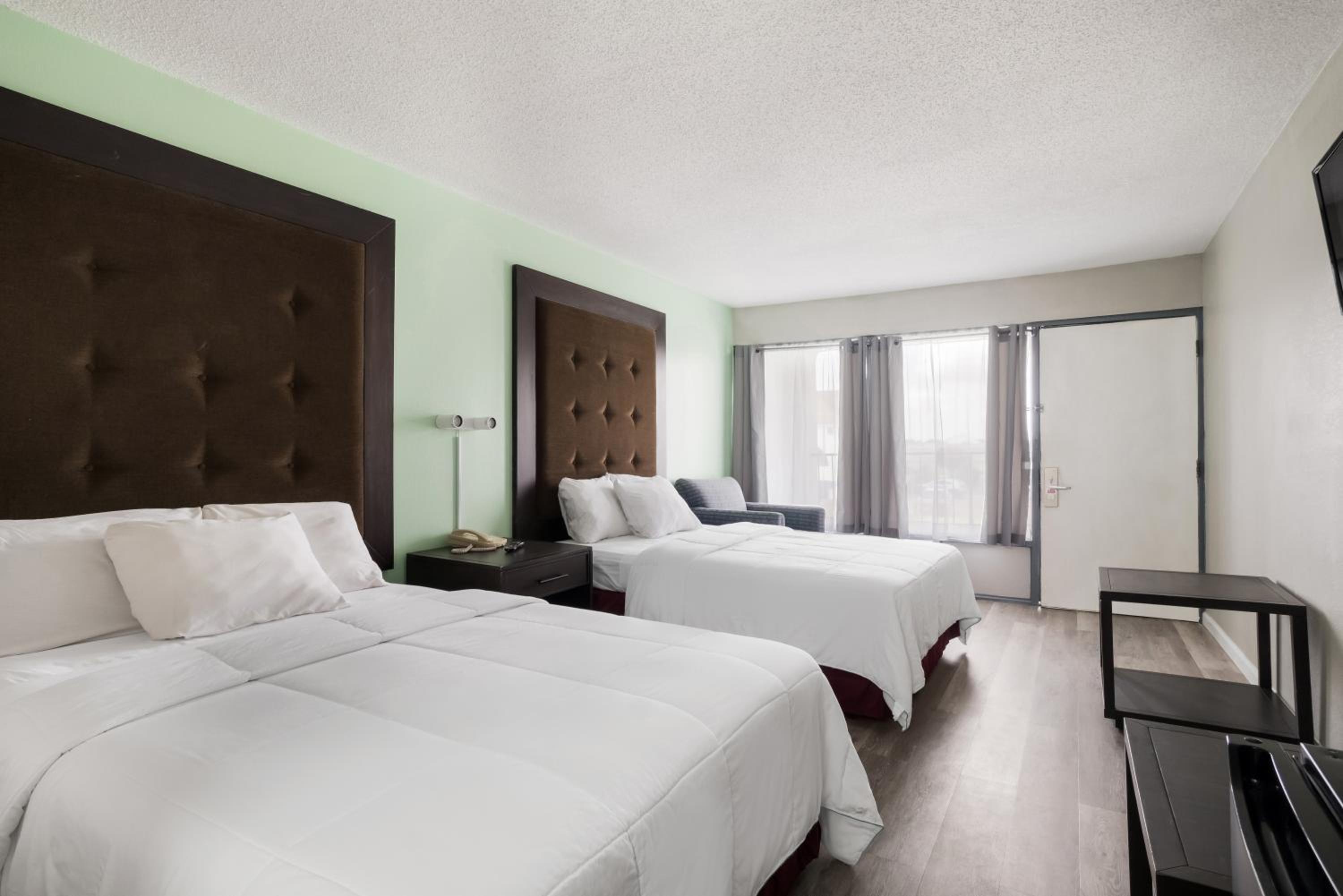2 Double Beds Access Adjoin Suite Non-Smoking - Photo 3