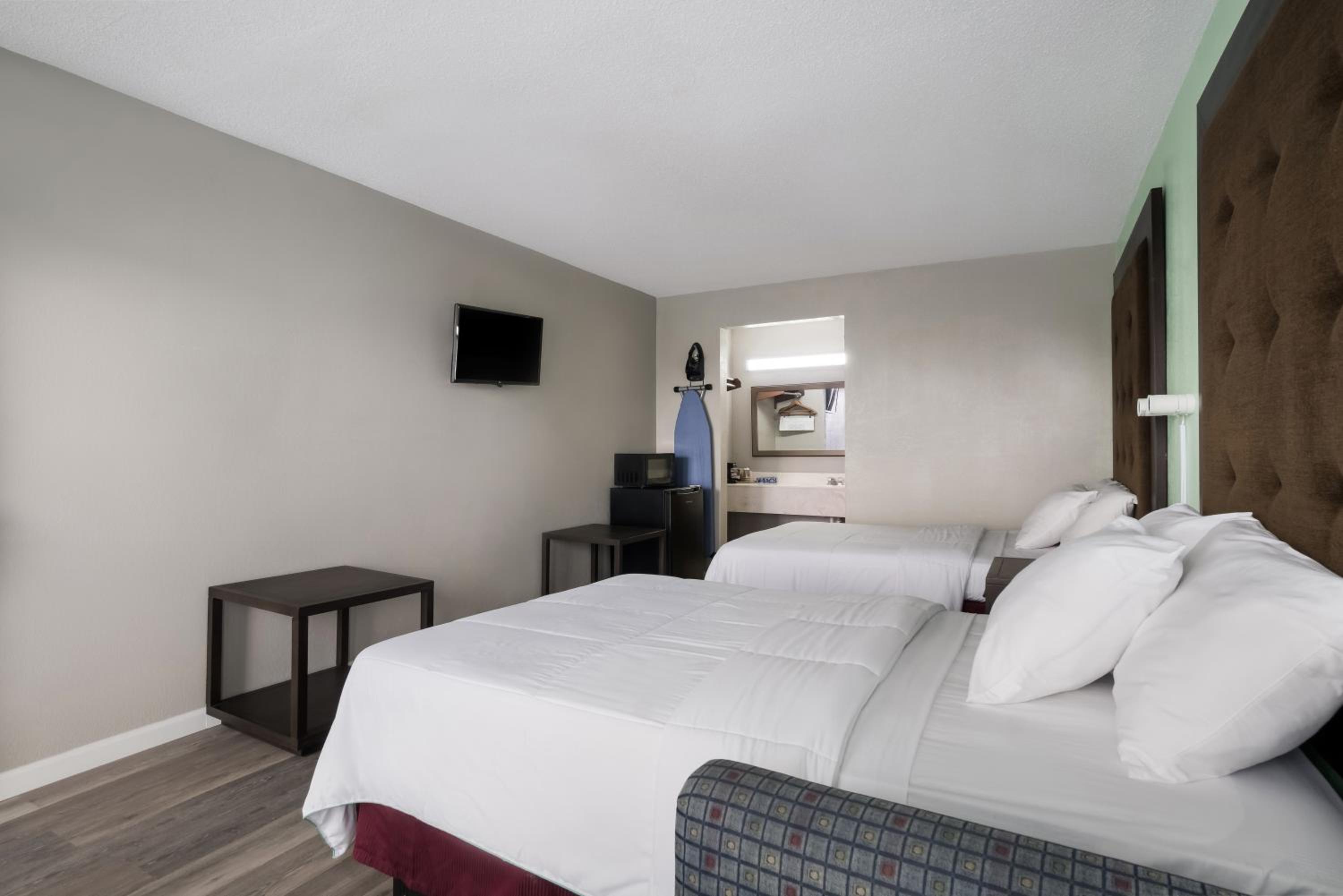 2 Double Beds Access Adjoin Suite Non-Smoking - Photo 2