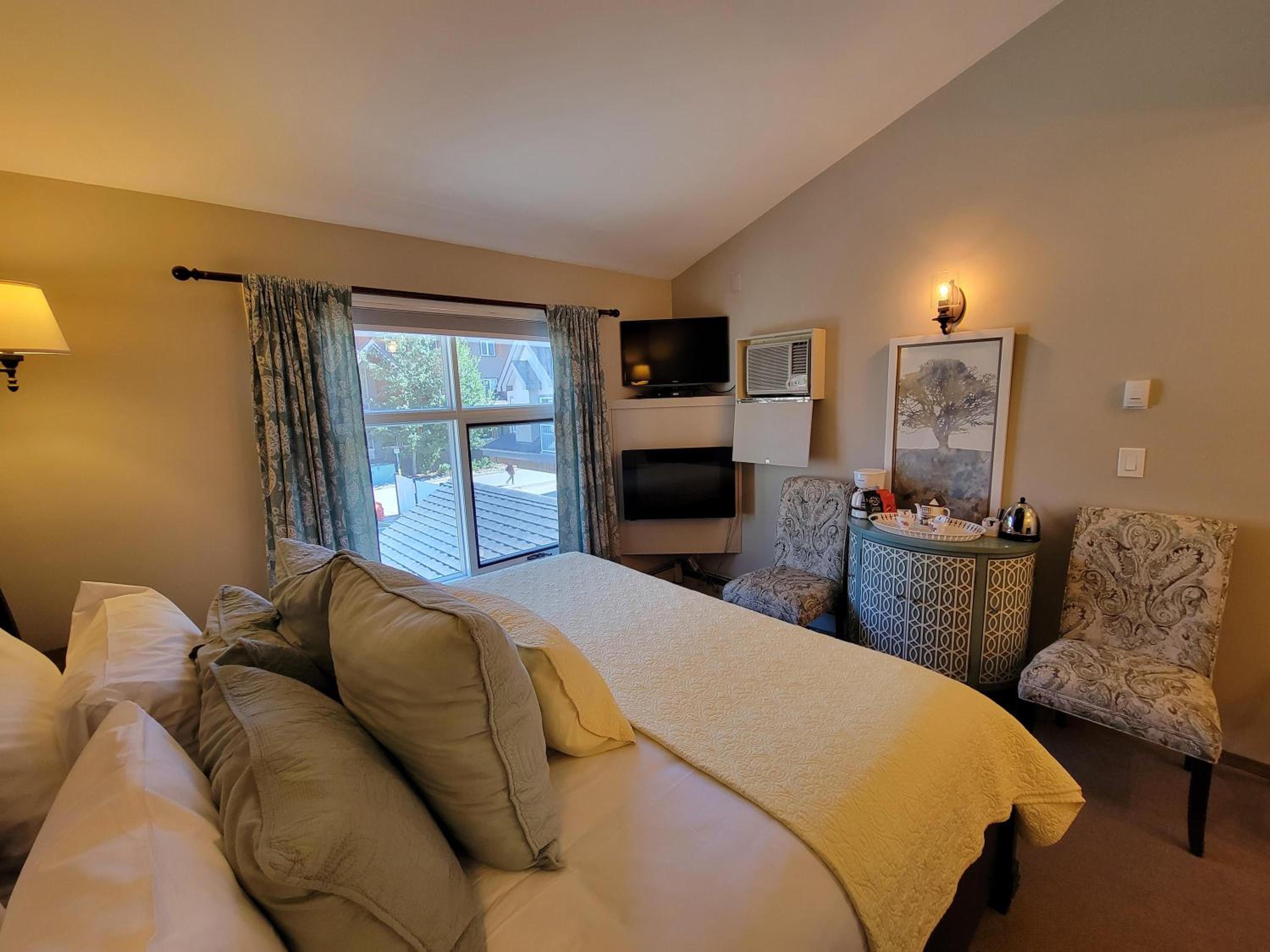 Standard King Room photo 1