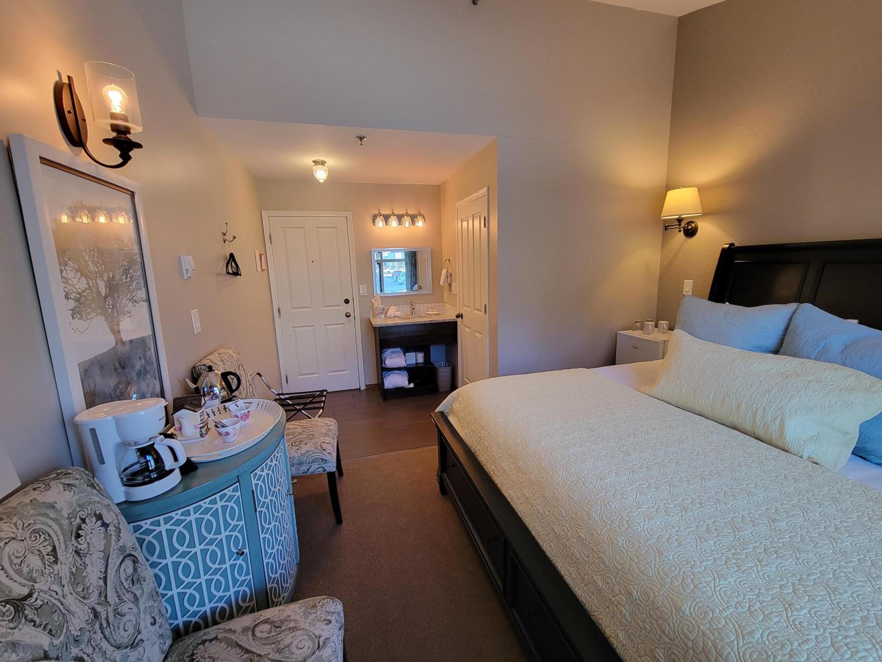 Standard King Room photo 2