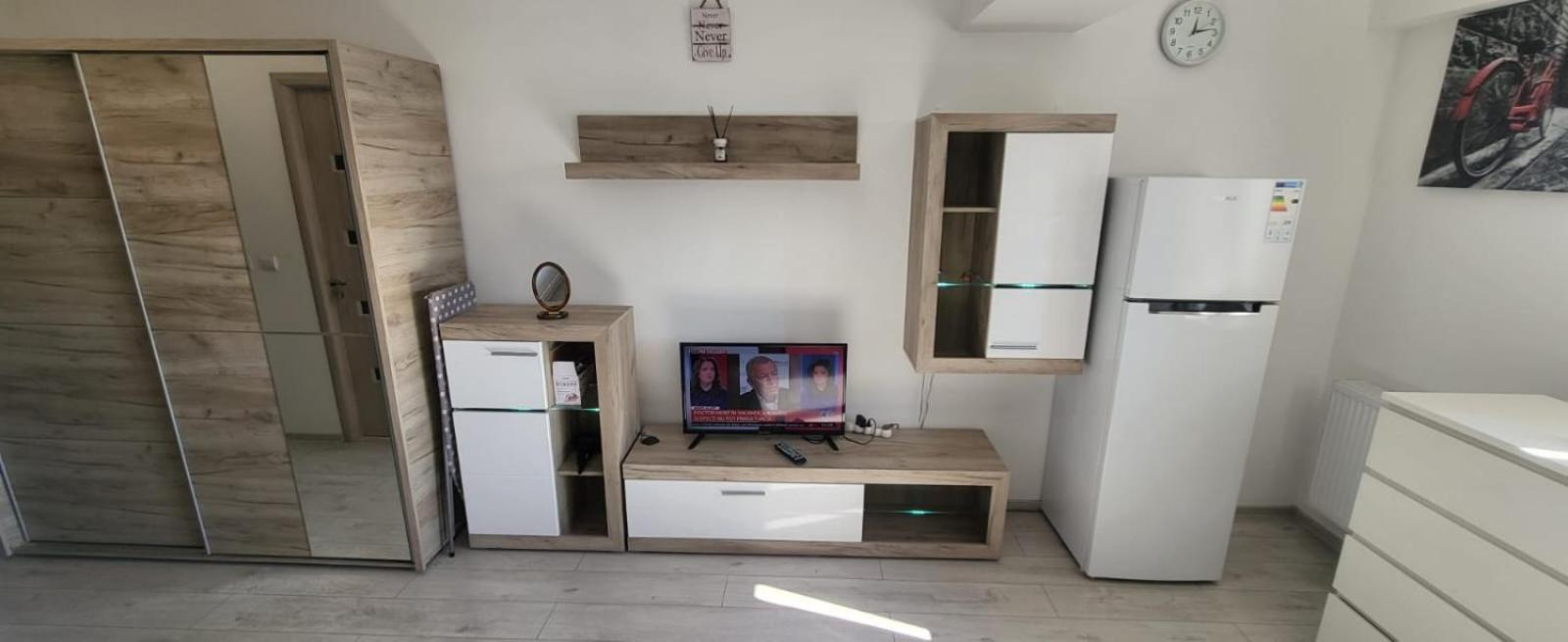 One-Bedroom Apartment - Photo 3