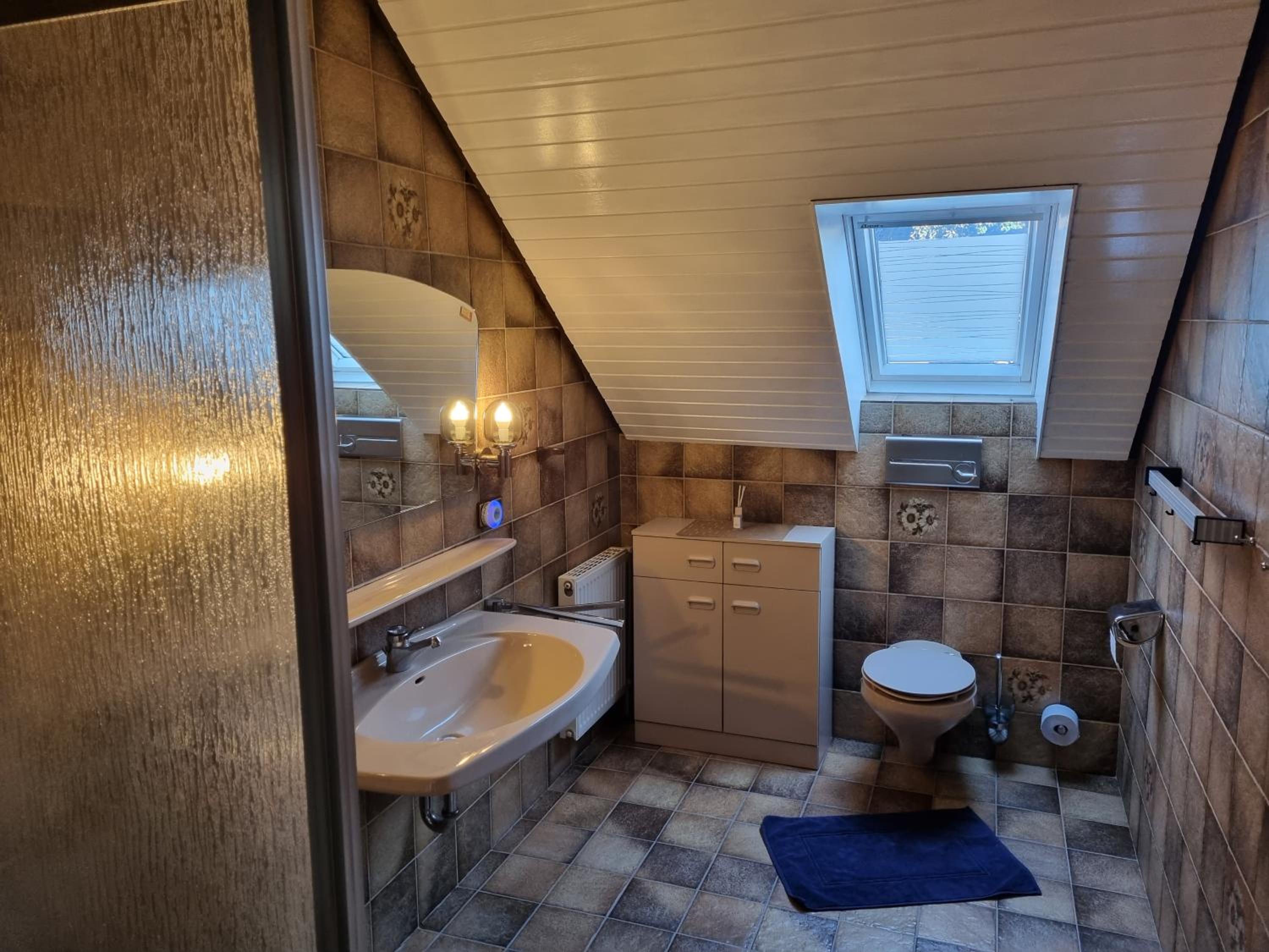 Double Room with Balcony - Photo 9