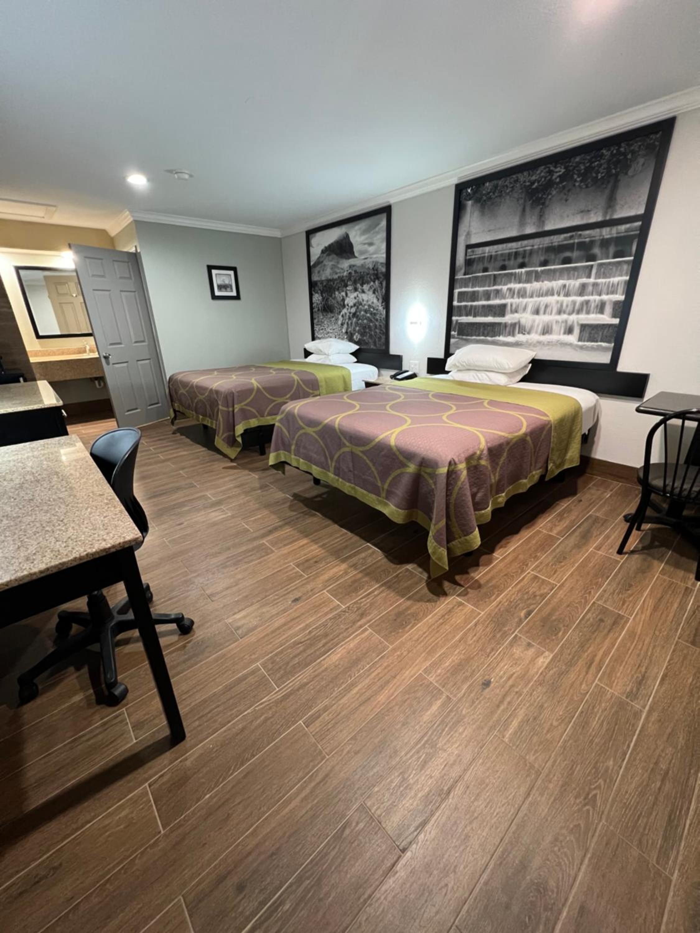 Queen Room with Two Queen Beds - Smoking - Photo 3