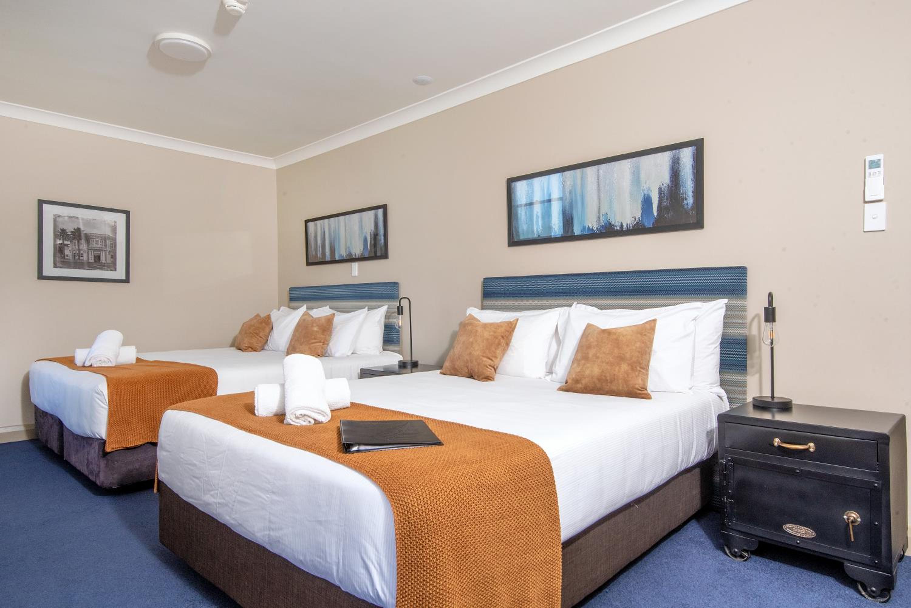 Deluxe Queen Suite - Photo 10