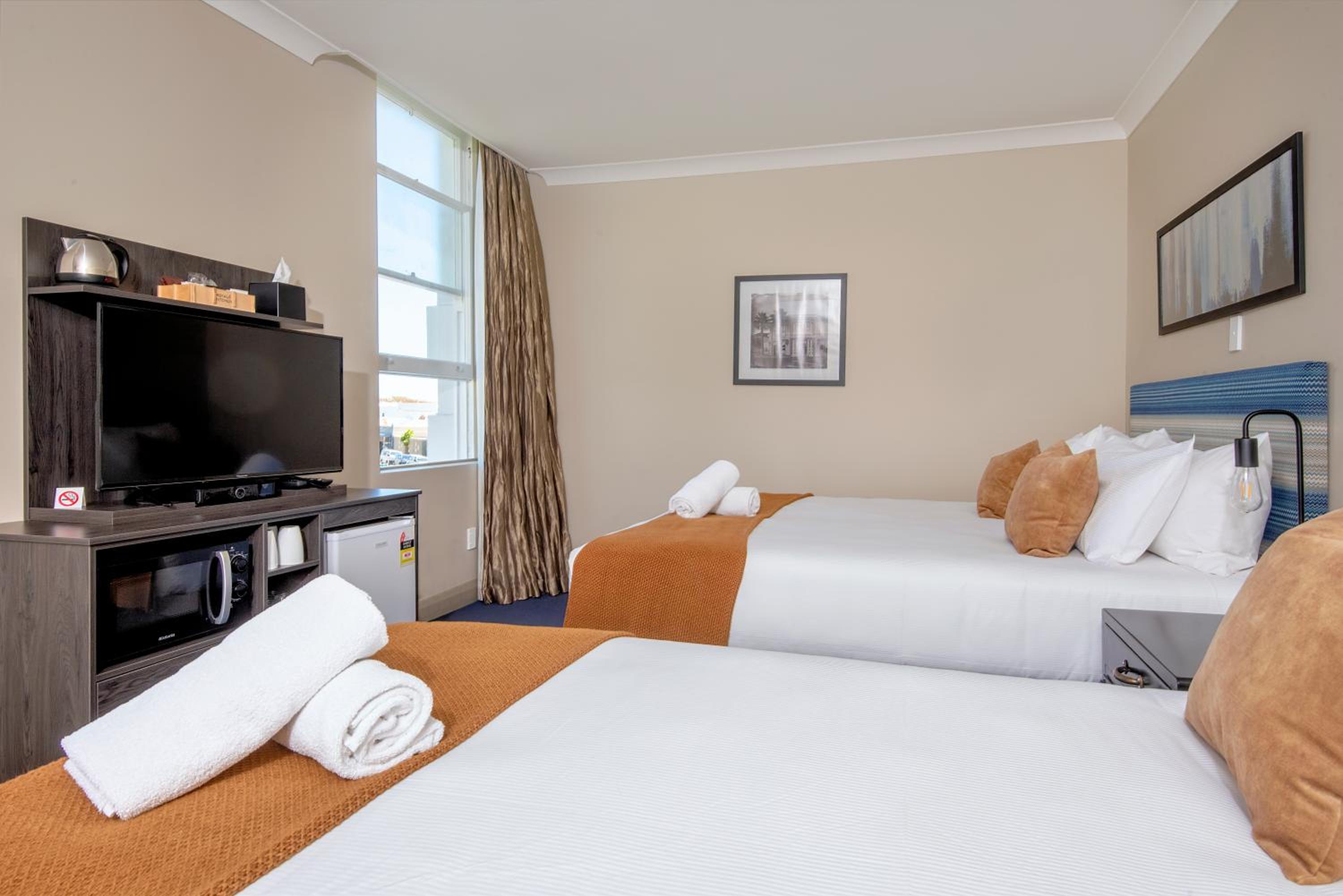Deluxe Queen Suite - Photo 12