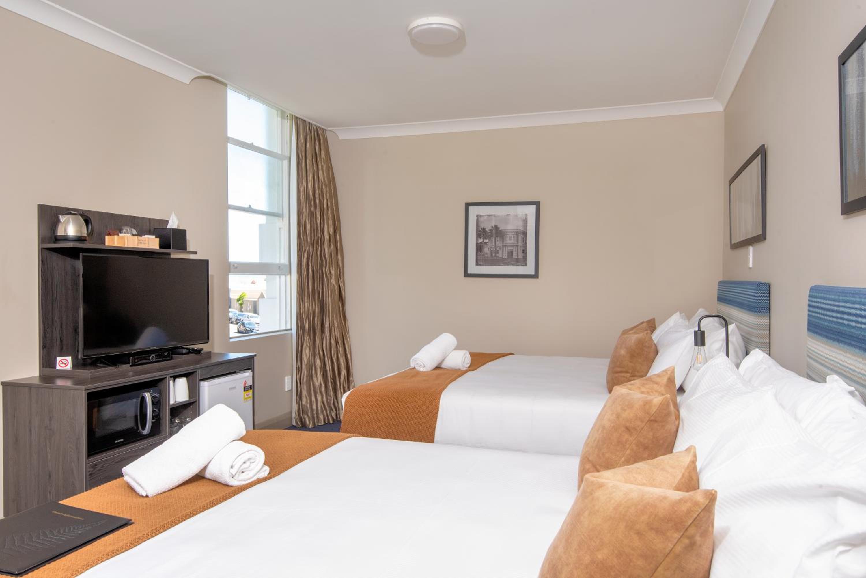 Deluxe Queen Suite - Photo 4