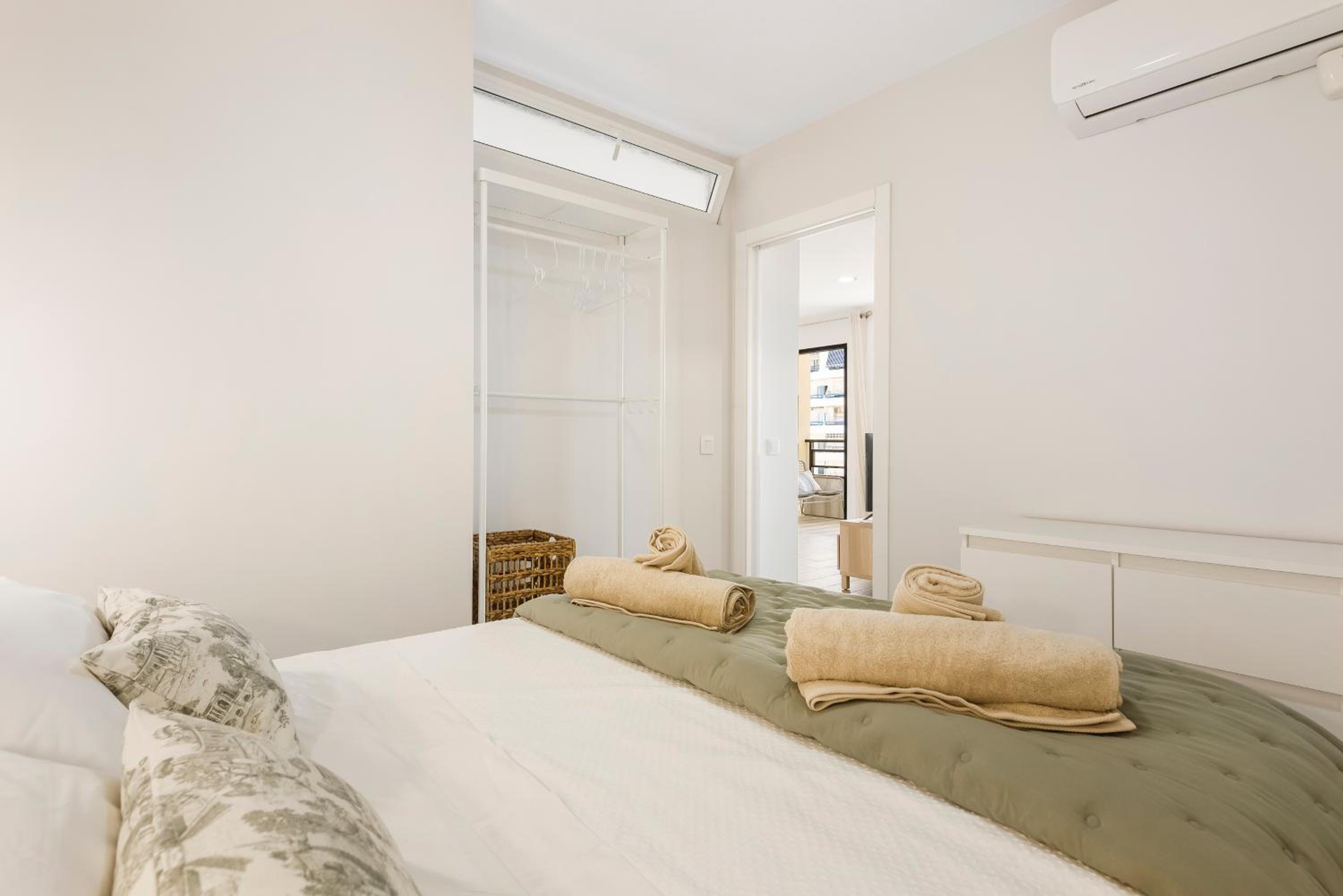Apartamento de dos habitaciones con balcón y vista al mar