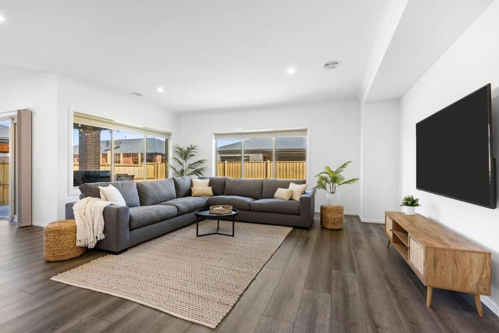 Five-Bedroom House photo 3
