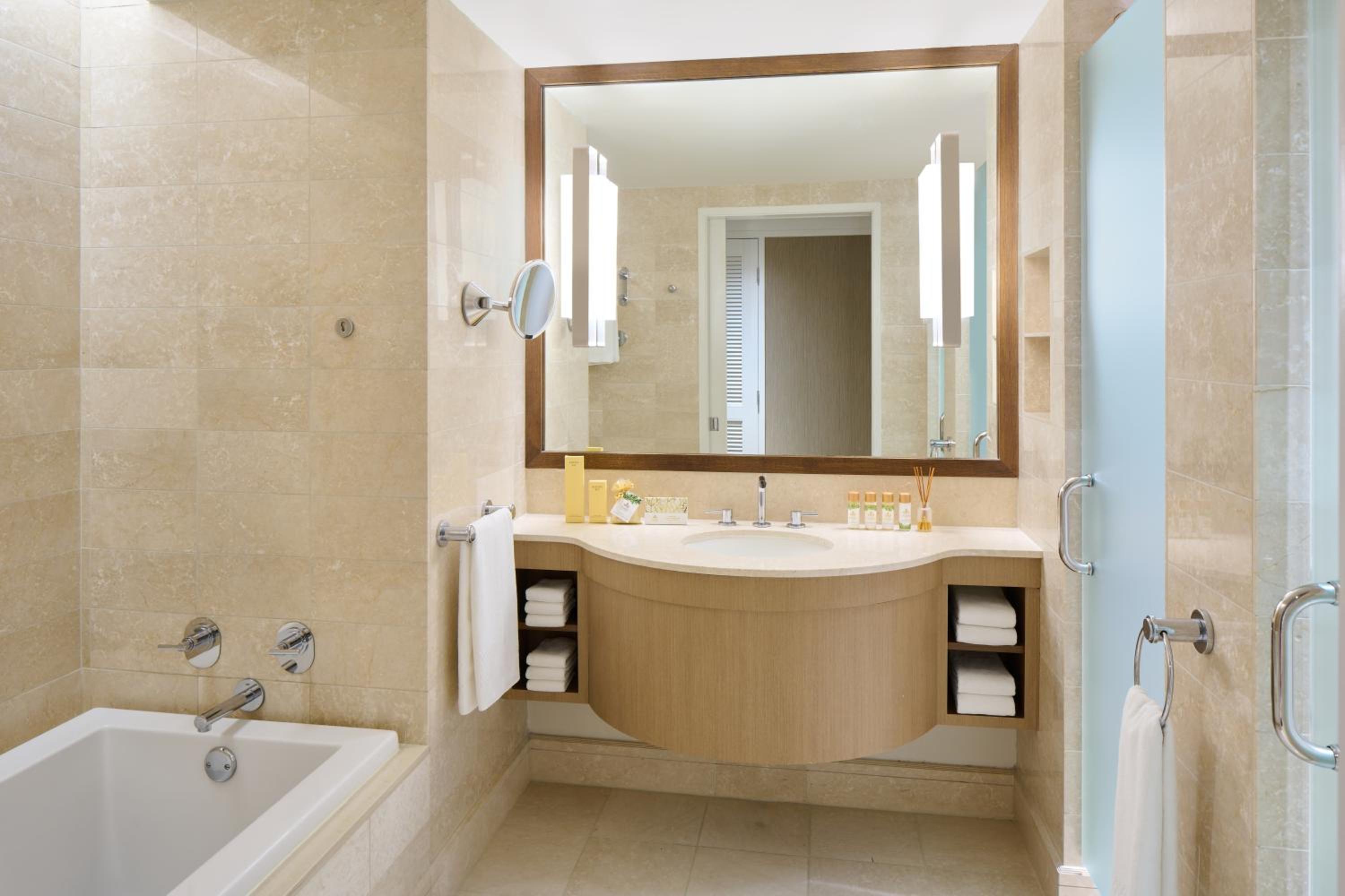 Oceanfront 1 Bedroom Suite - 1 King - Photo 3