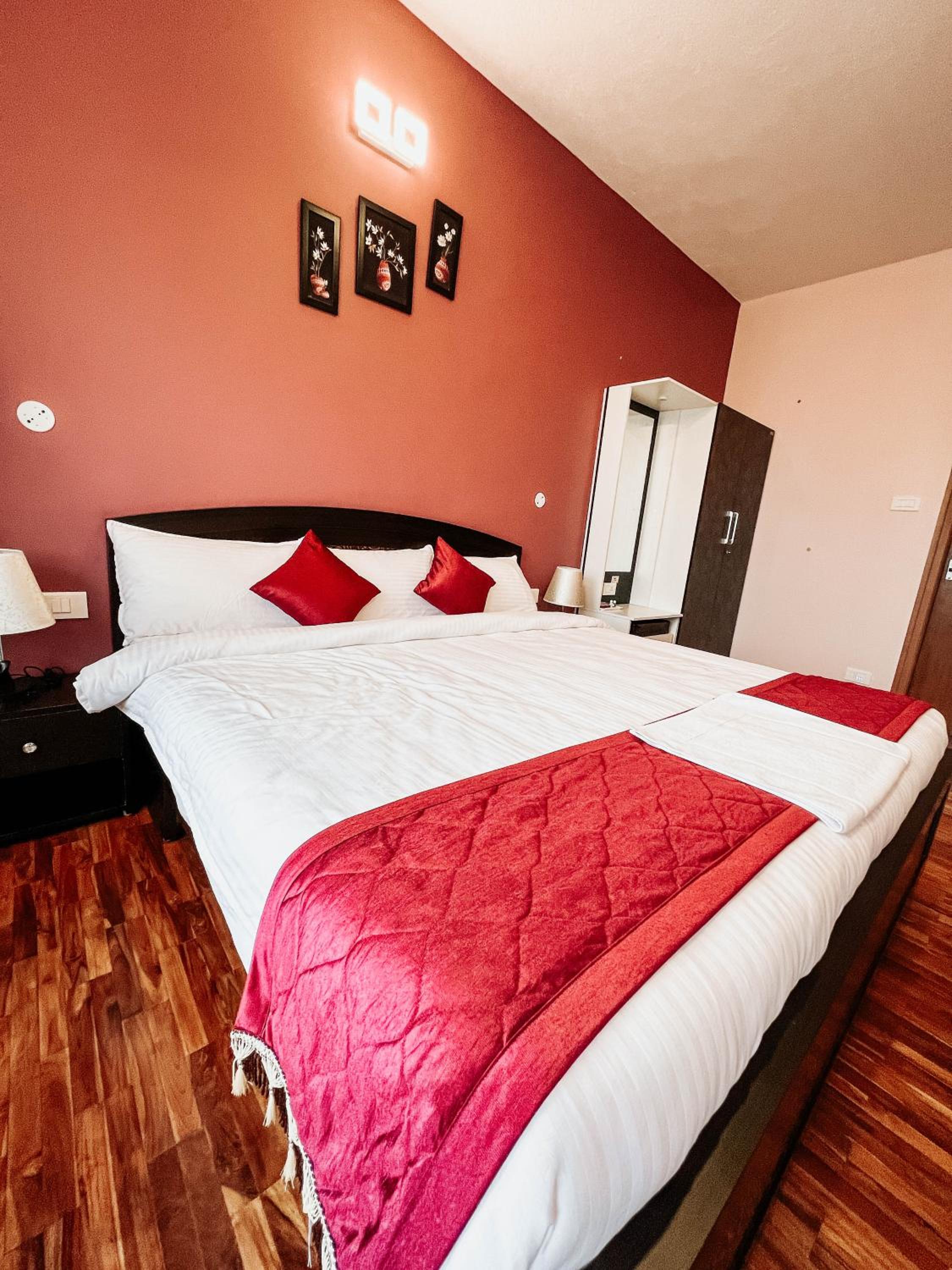Deluxe King Room - Photo 1