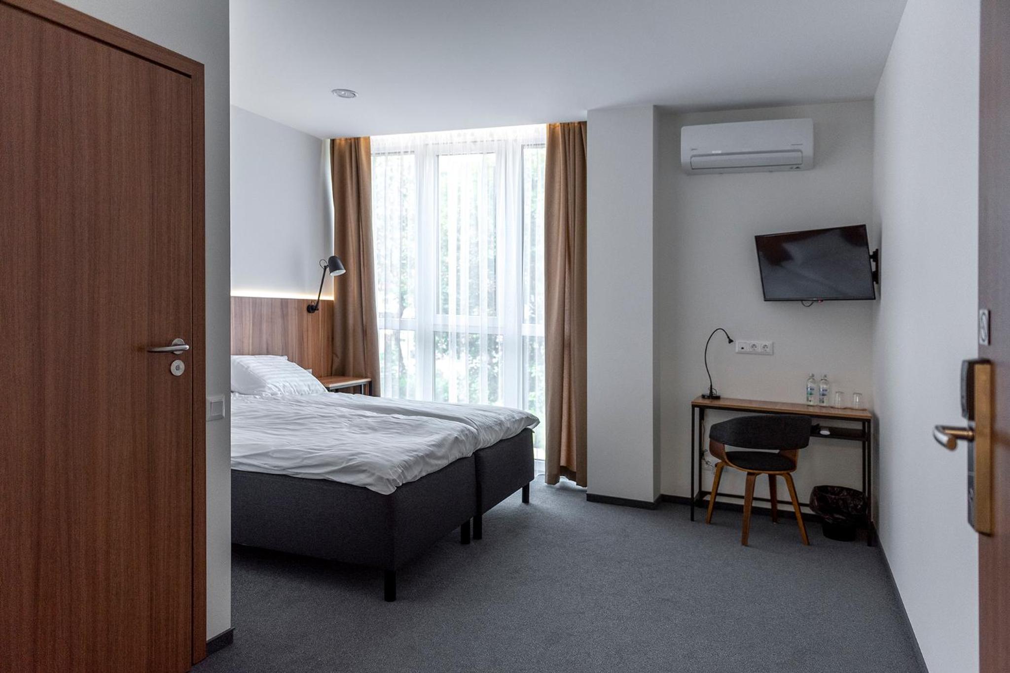Large Double or Twin Room - Photo 3