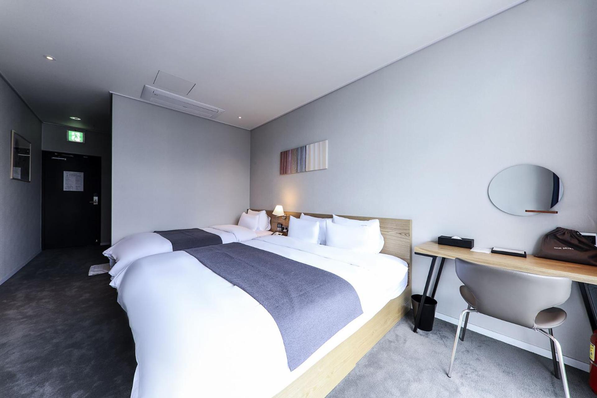 Superior Twin Room with Sea View - Photo 4
