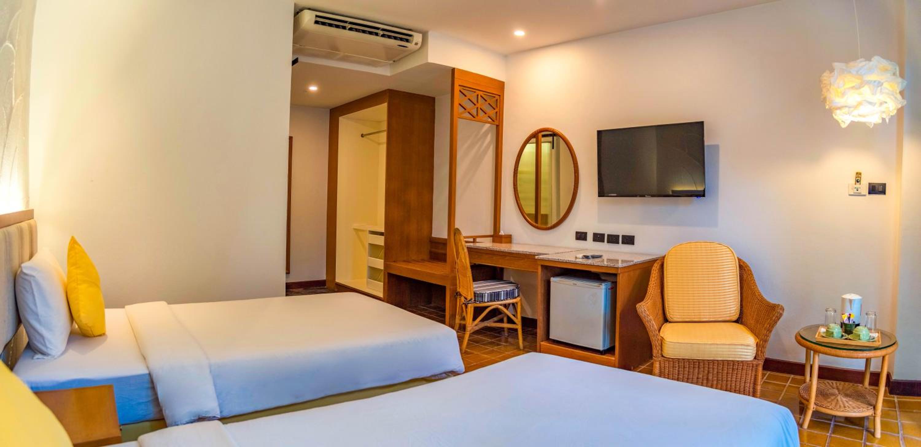 Deluxe Room Twin Bed - Photo 5