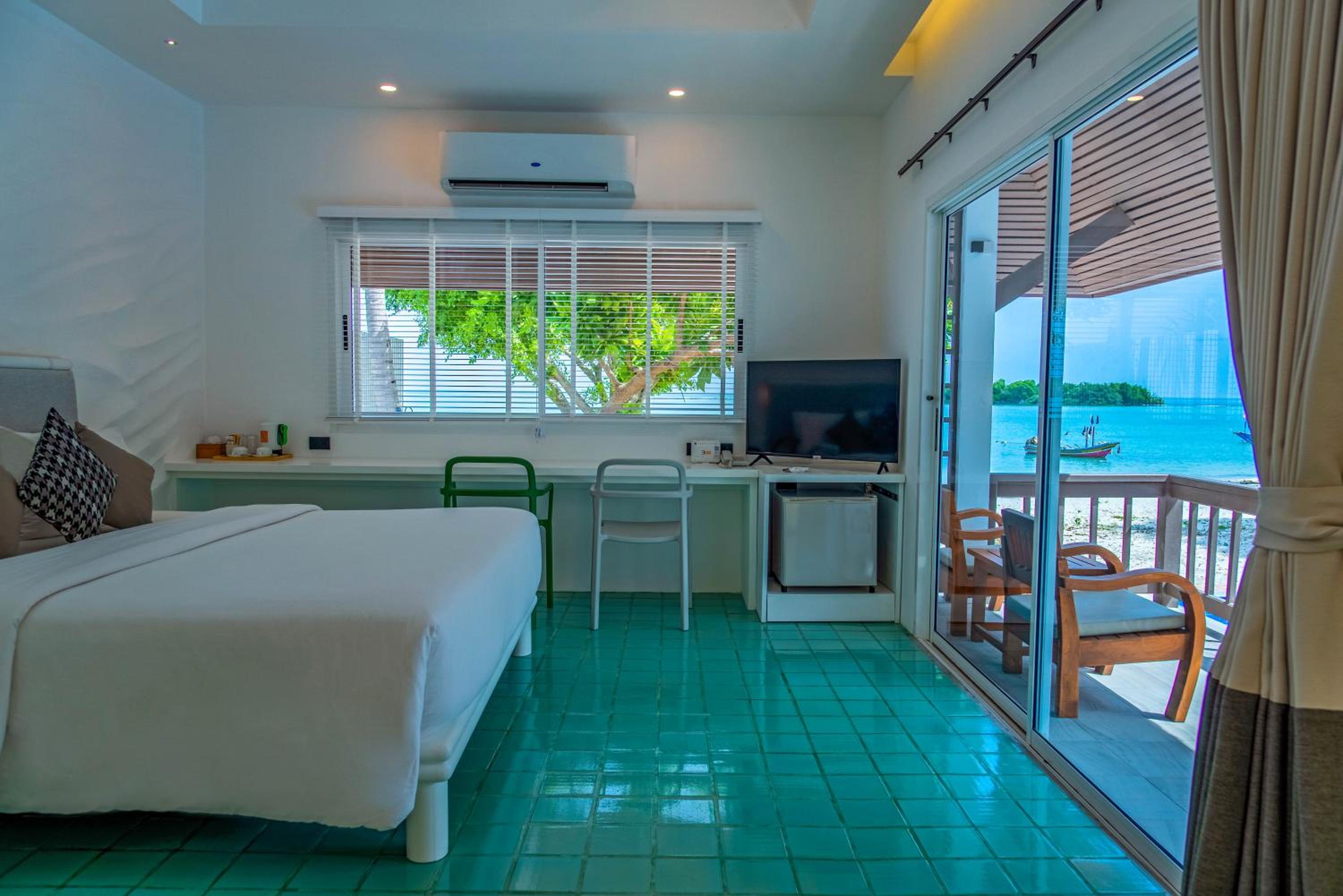 Villa - Beach Front - Photo 10