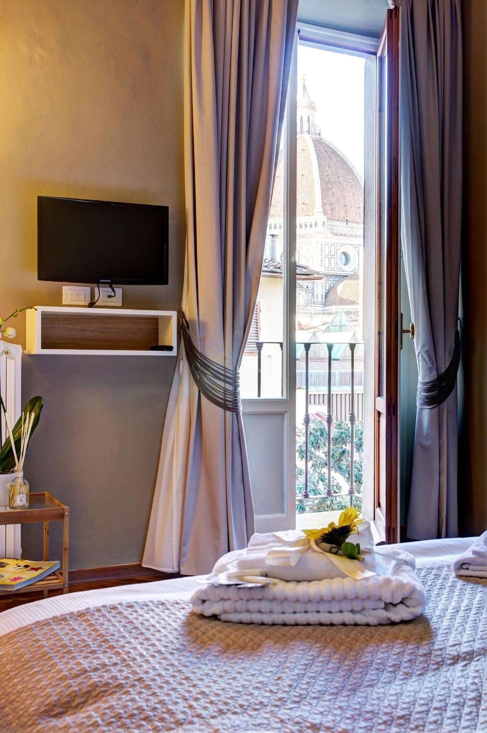 Deluxe Double Room with Balcony photo 2