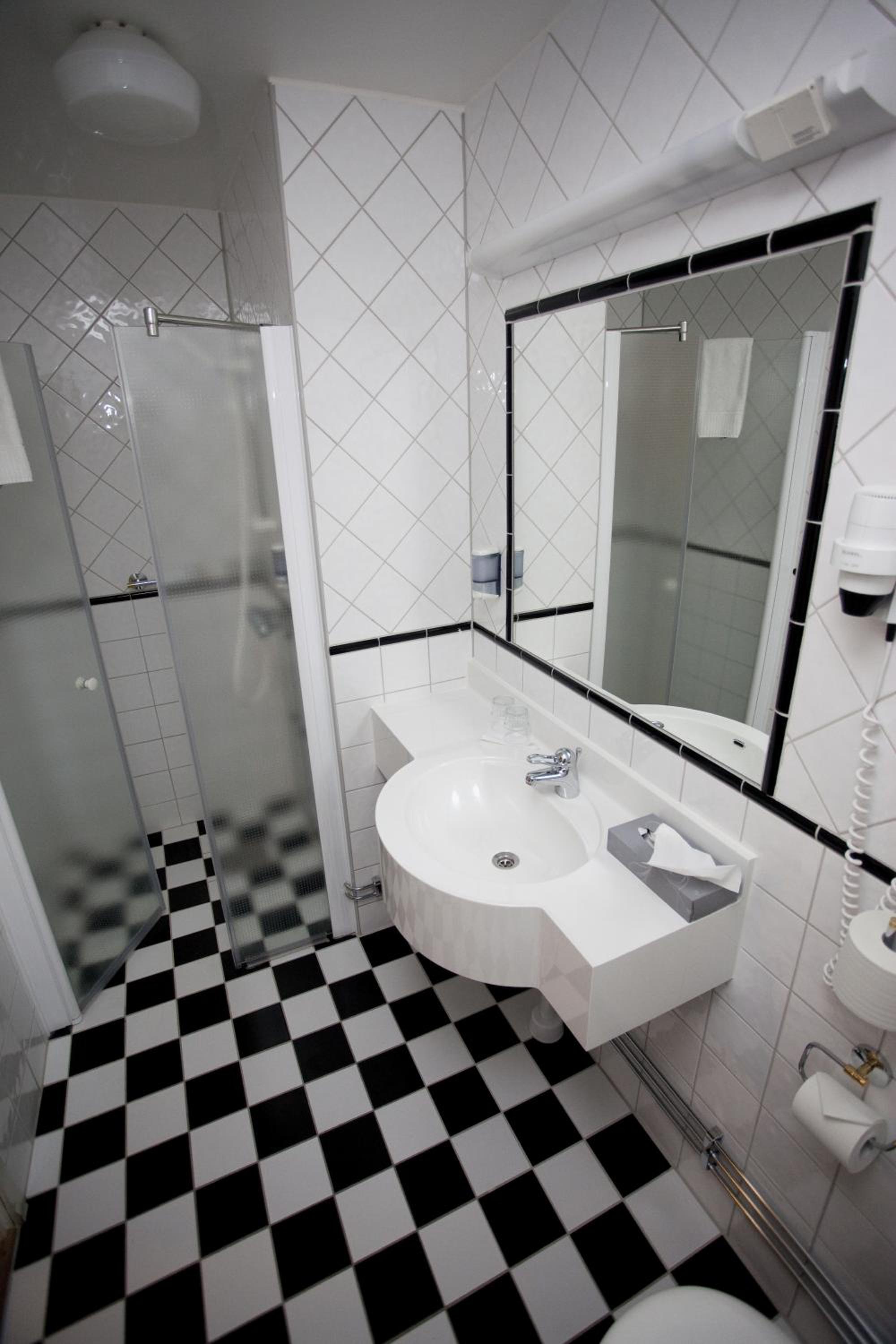 Standard Twin Room - Photo 11