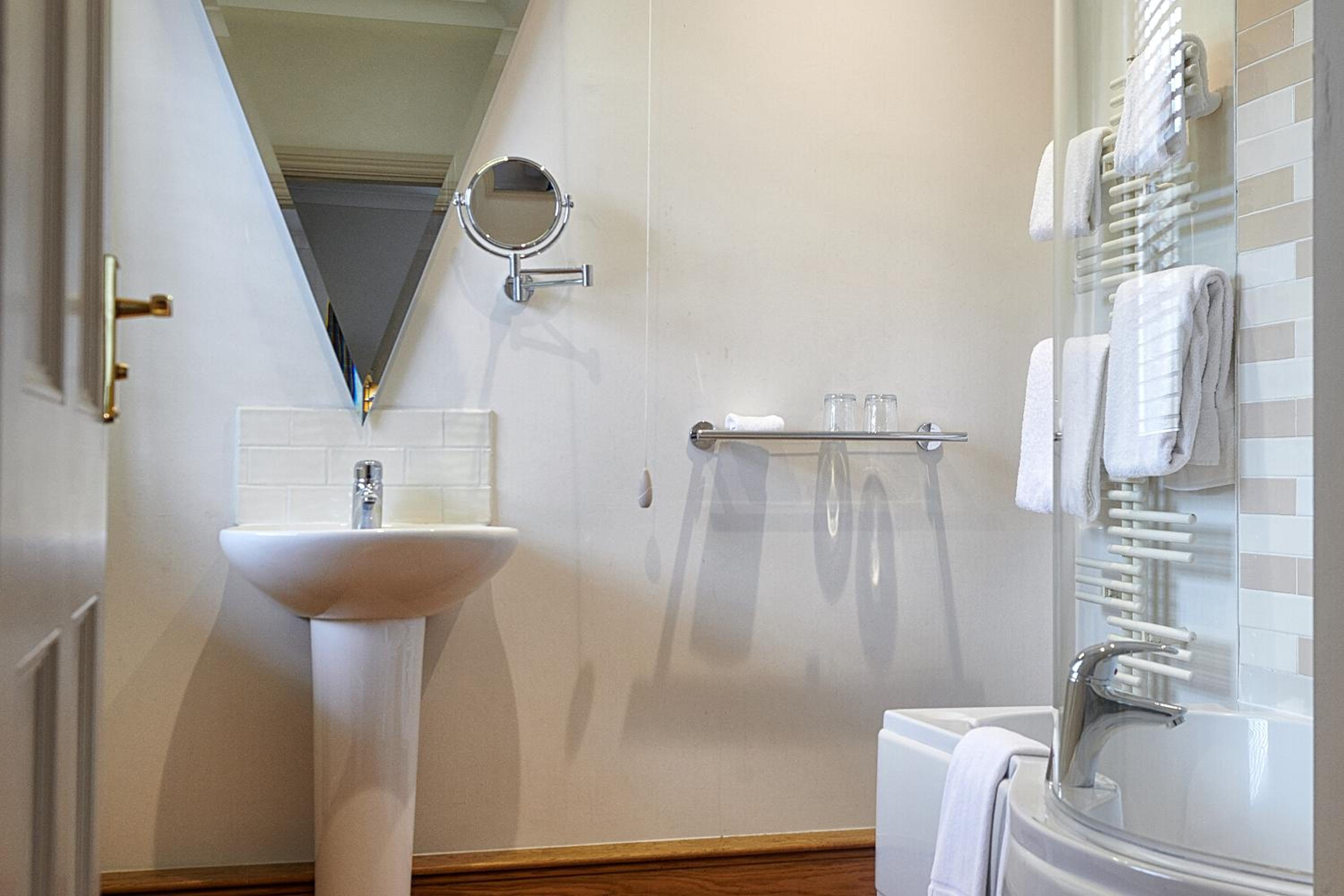 Deluxe Double or Twin Room - Photo 7