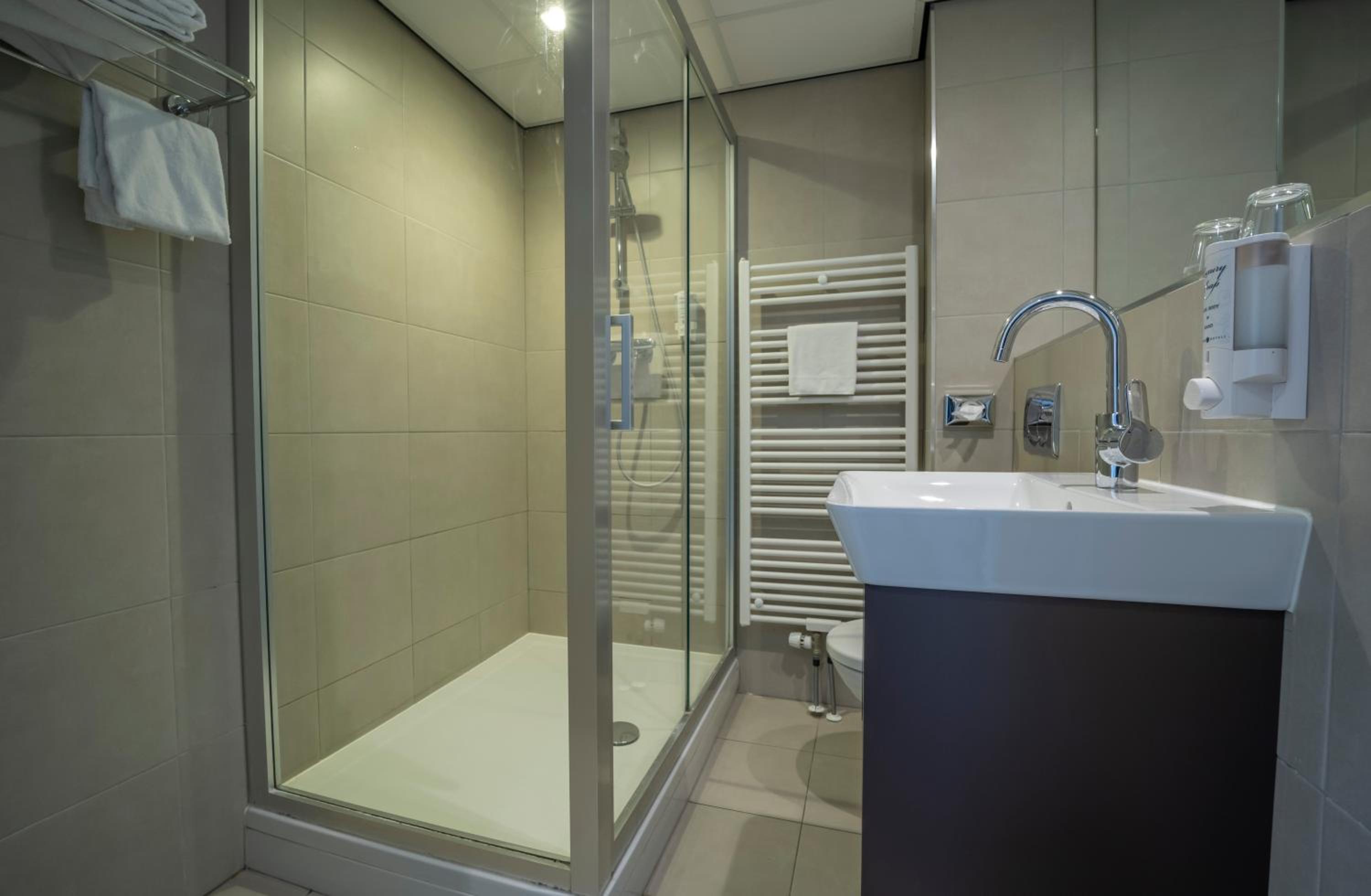Small Comfort Double Room with Shower - Photo 3