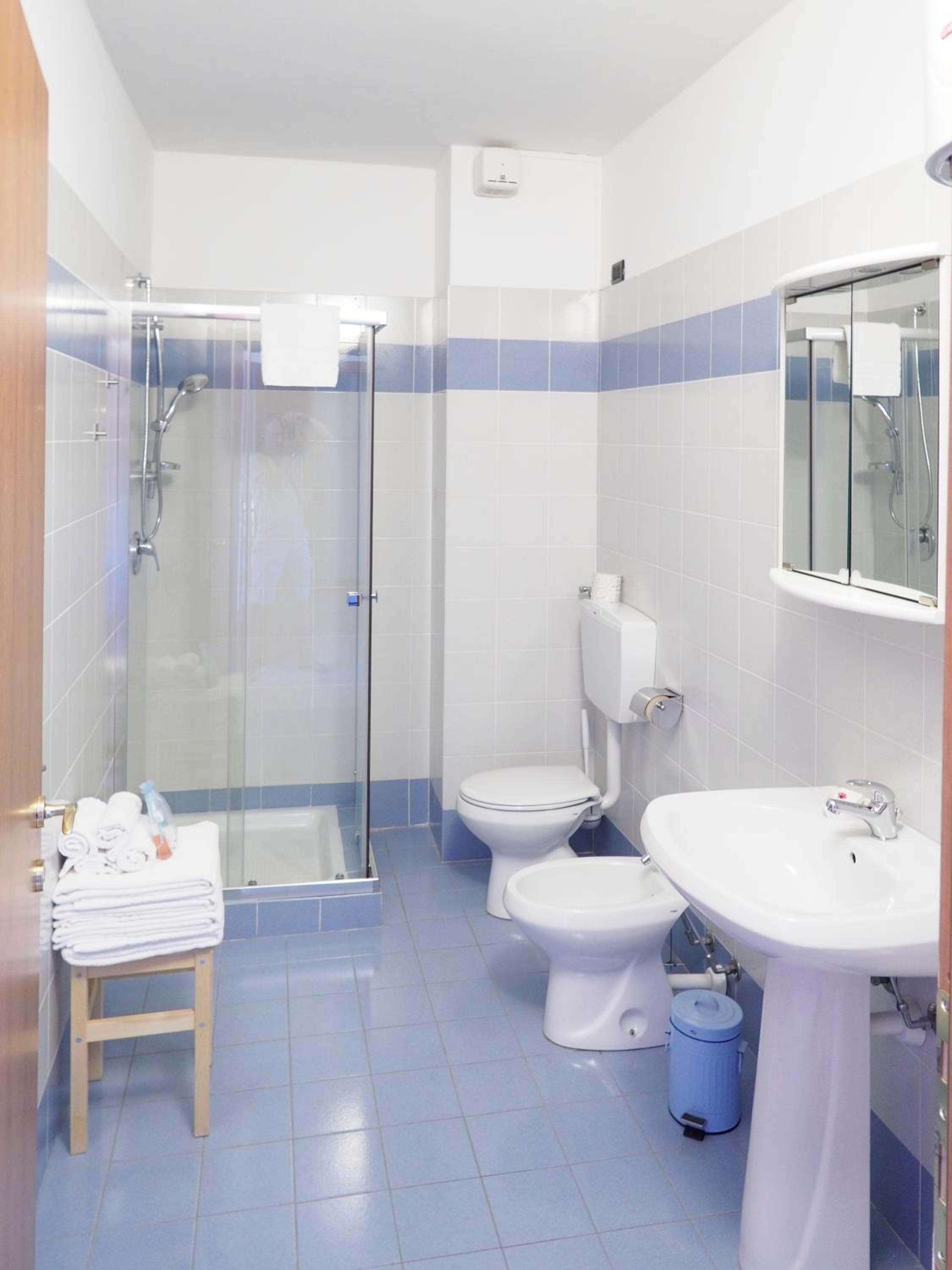 Quadruple Room - Photo 7