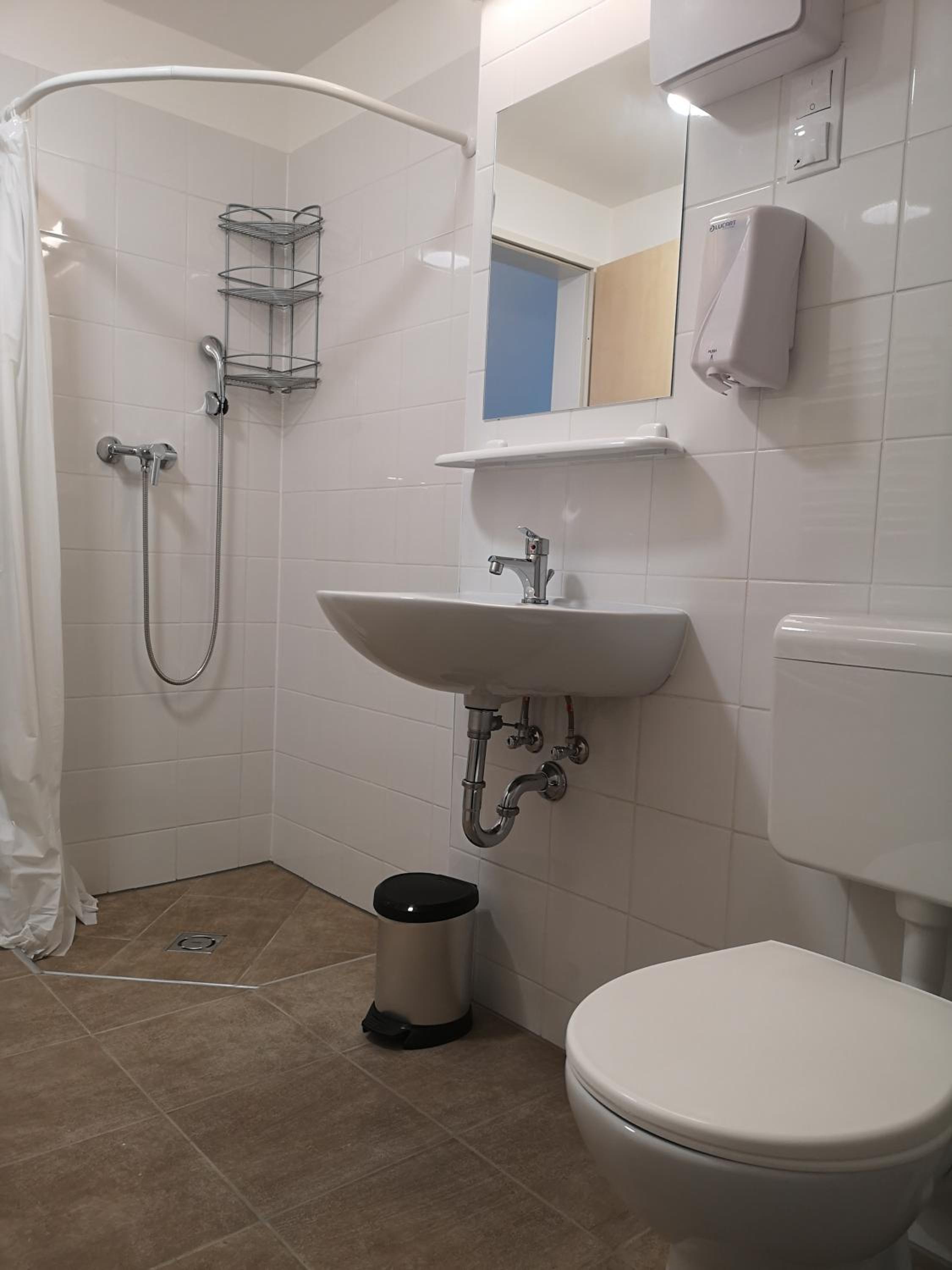 6-Bed Mixed Dormitory Room photo 3