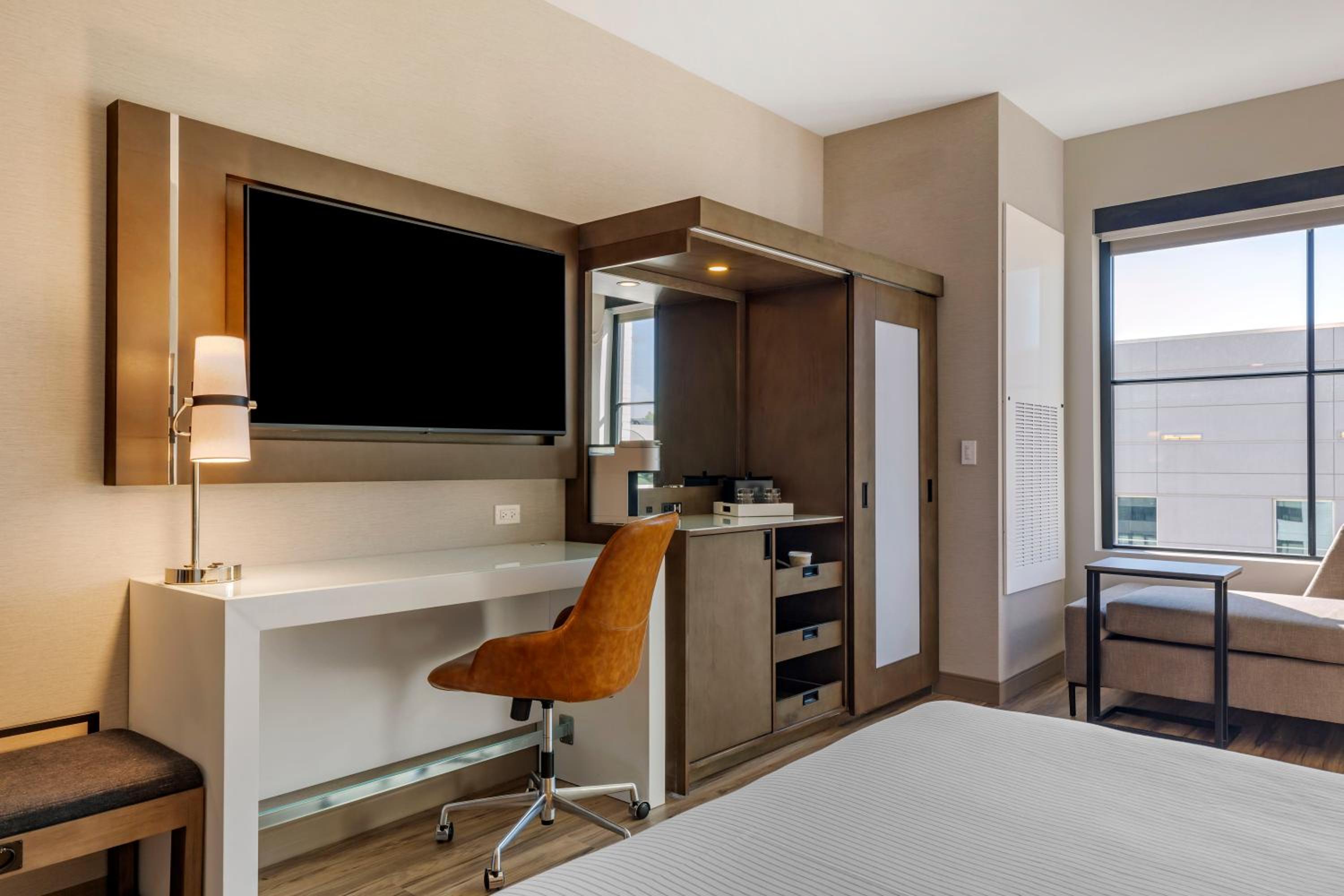 King Room - Accessible/Non Smoking - Photo 4