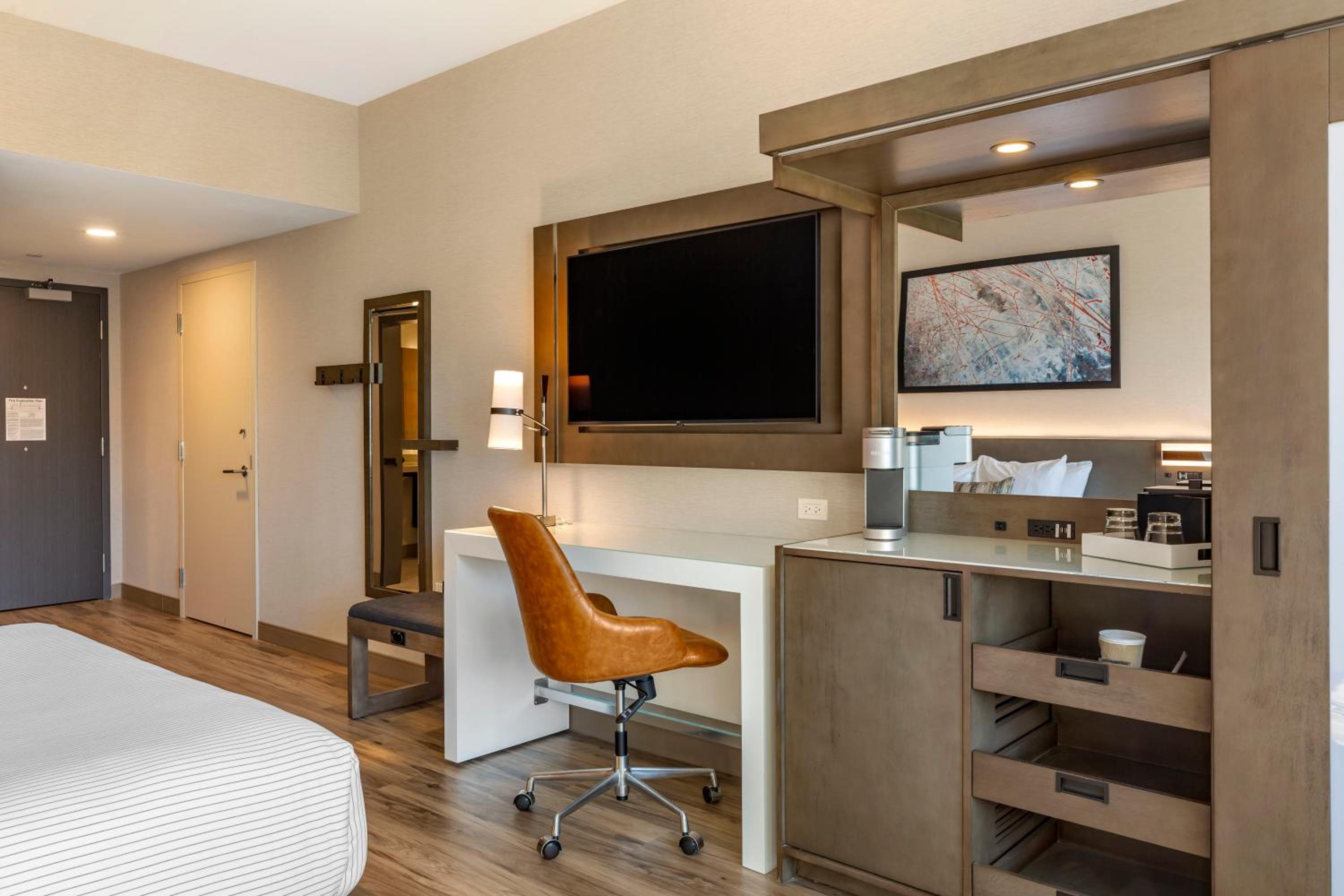 King Room - Accessible/Non Smoking - Photo 2