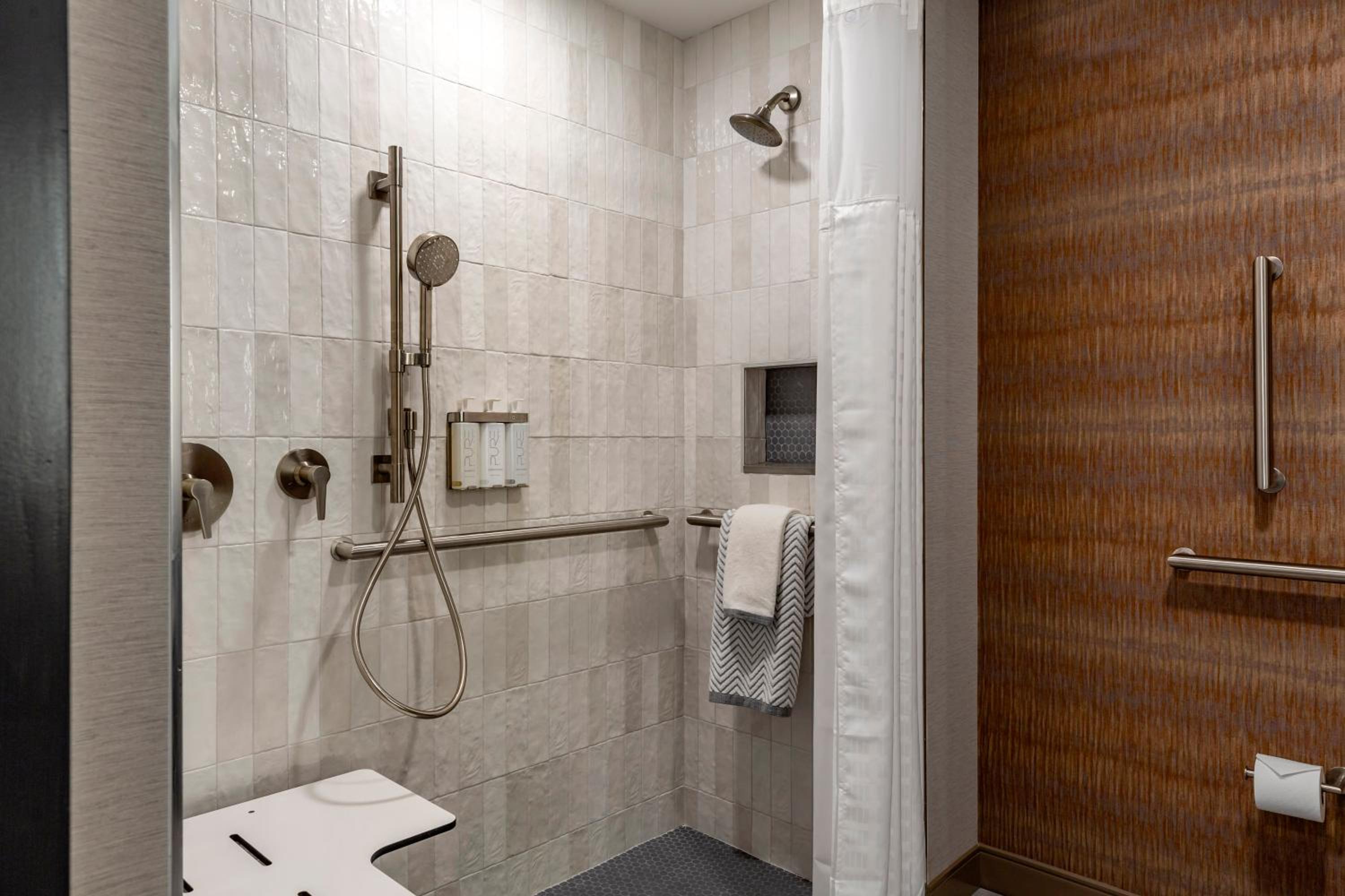 Accessible King Suite with Roll-In Shower - Non Smoking - Photo 7