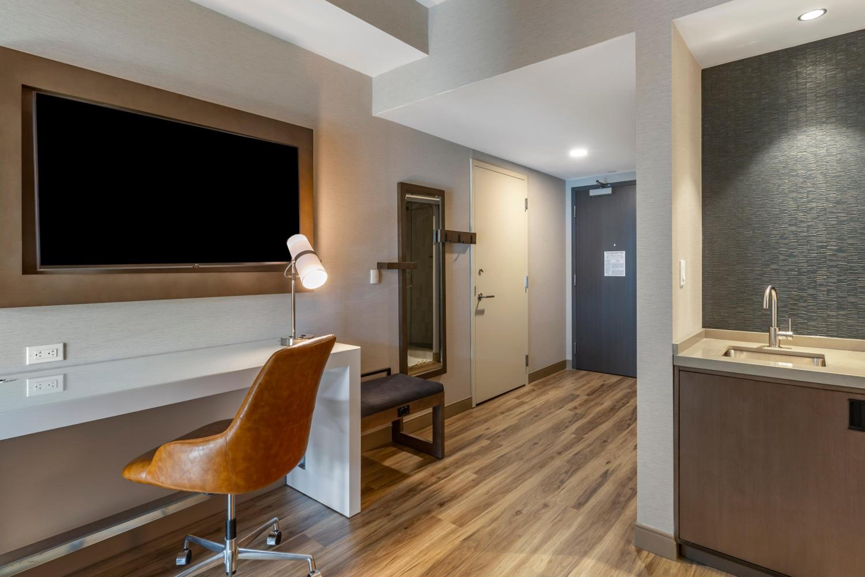 King Suite - Non Smoking - Photo 4