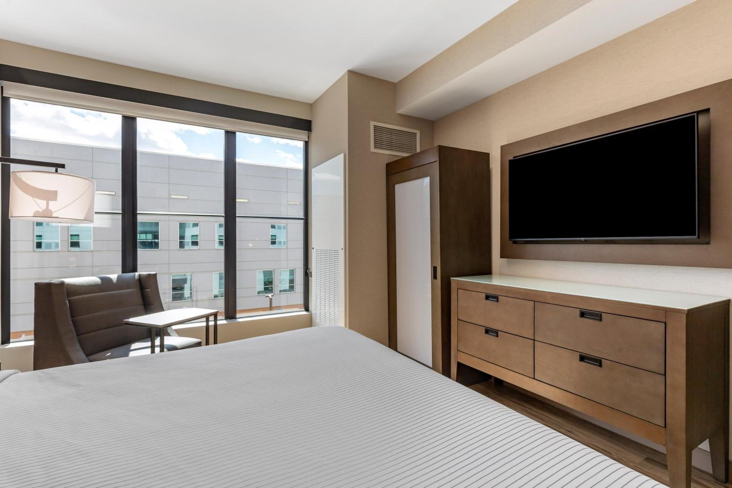 King Suite - Non Smoking - Photo 5