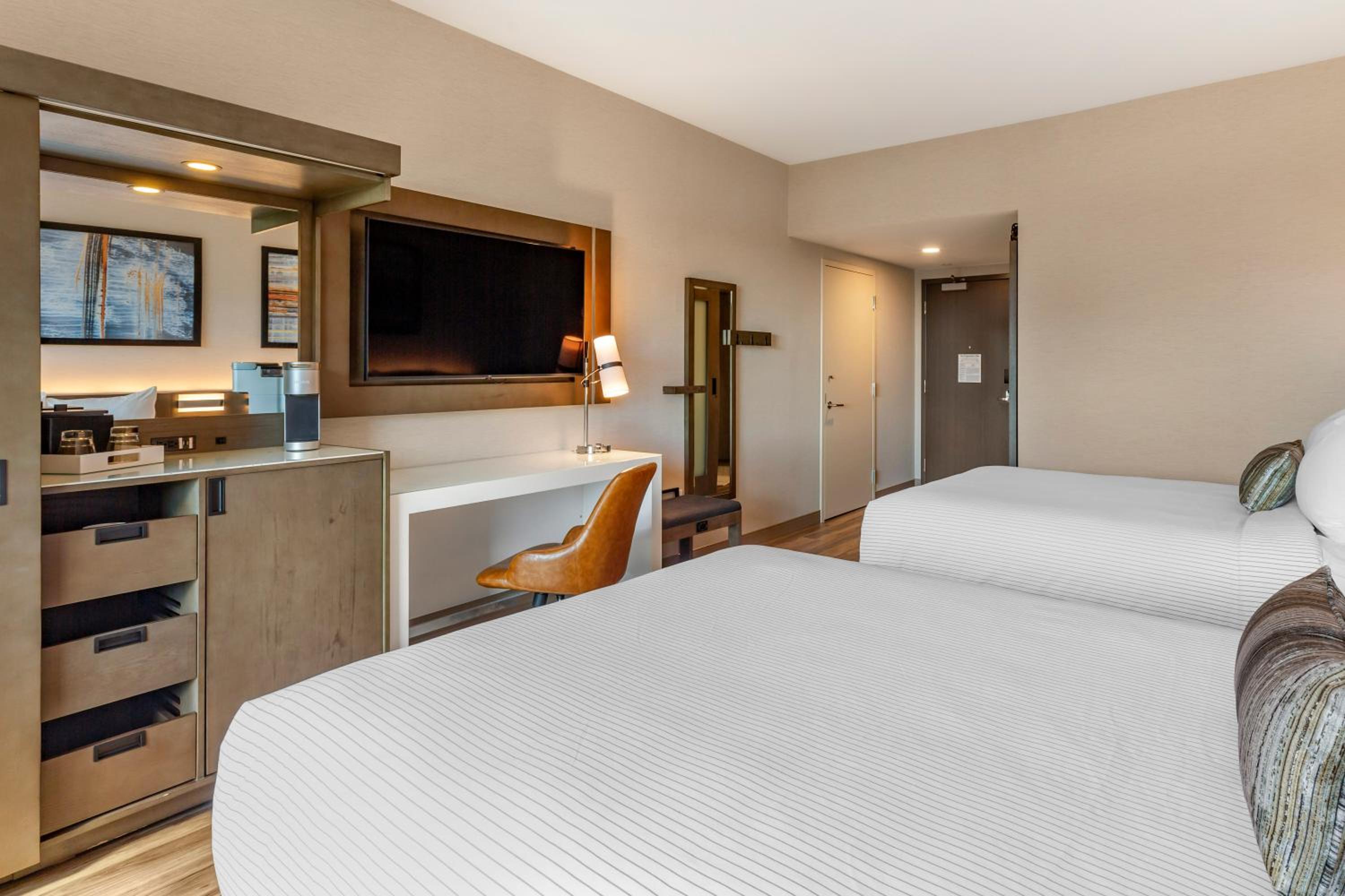 Standard Queen Room with Two Queen Beds - Non Smoking - Photo 4