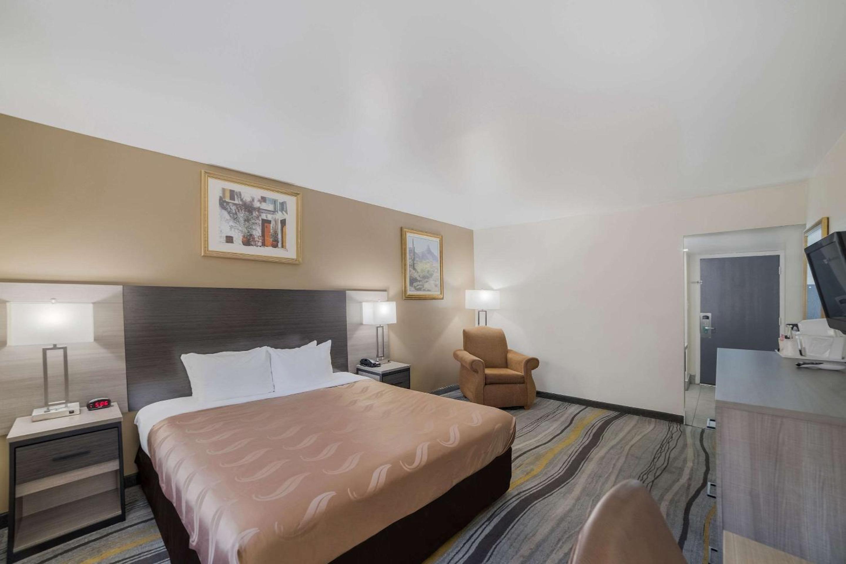 Queen Suite with Sitting Area - Smoking - Photo 4