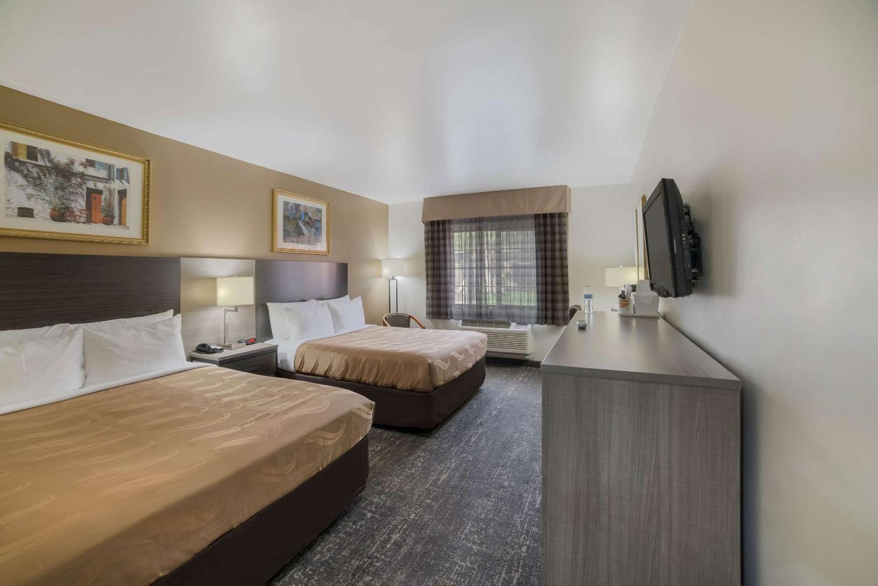 Queen Room with Two Queen Beds - Non-Smoking - Photo 2