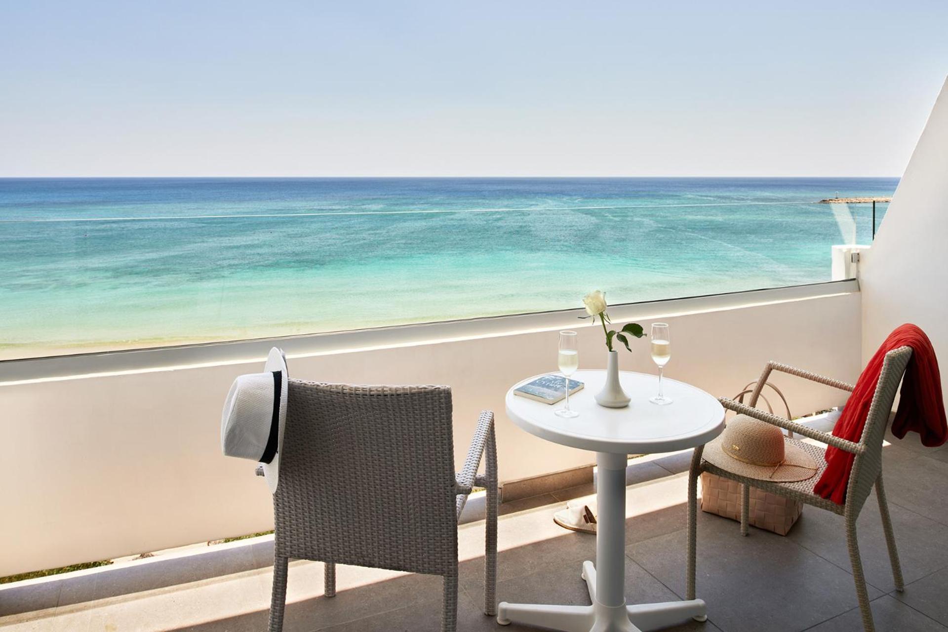 Double or Twin Room with Sea View photo 3
