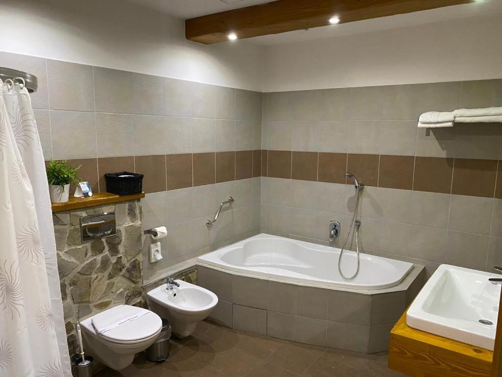 Deluxe Double Room with Bath - Photo 2