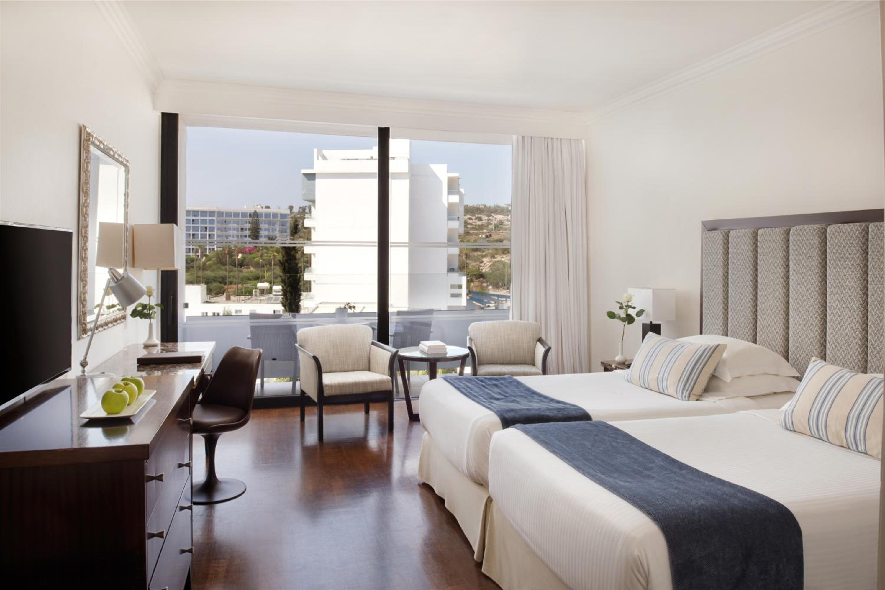 Doppel- oder Zweibettzimmer mit Blick ins Landesinnere.
