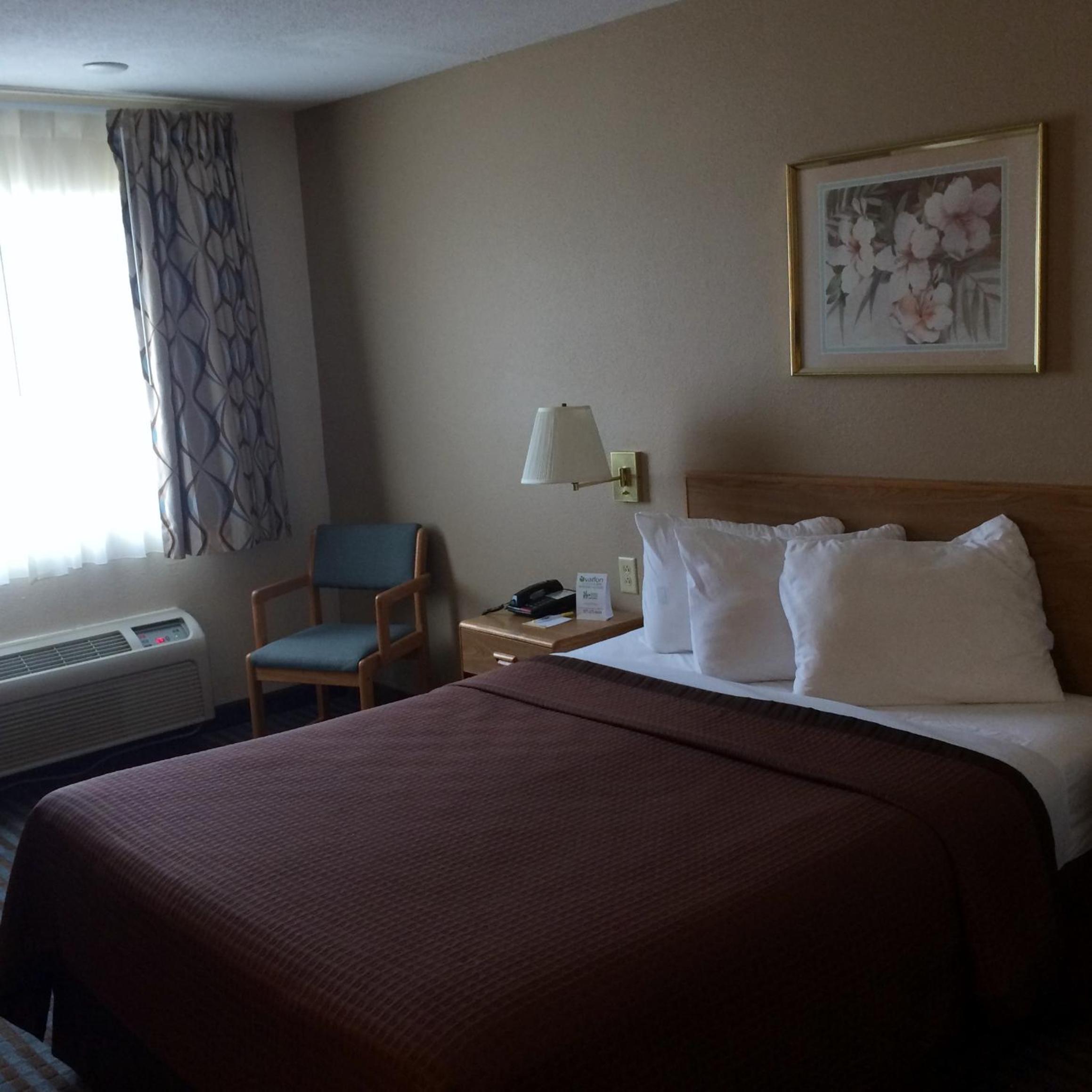 Queen Room with Bath Tub - Mobility Accessible/Non-Smoking - Photo 3