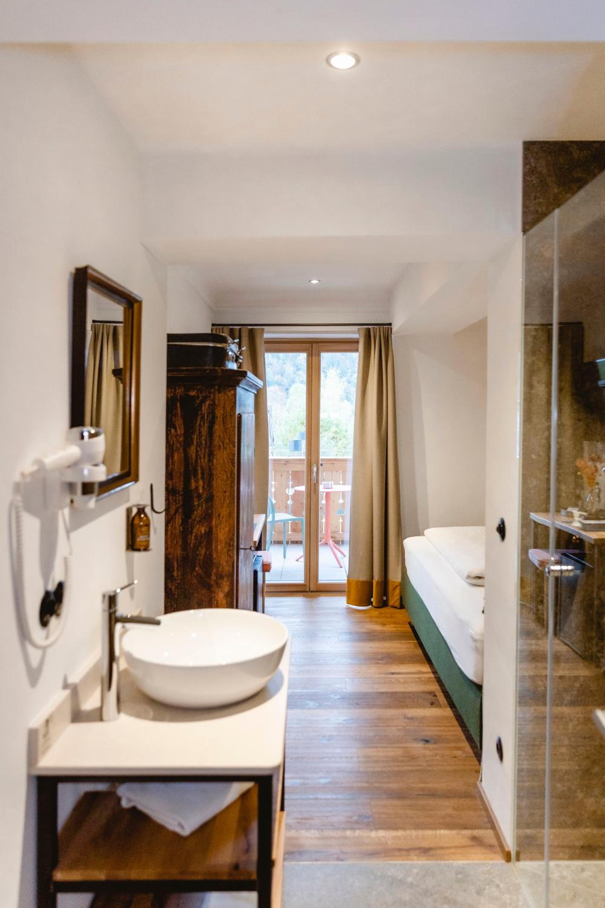 Single Room with Balcony and Lake View